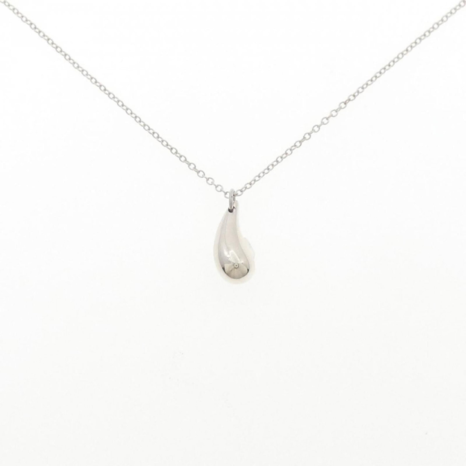 Tiffany teardrop Necklace: Tiffany teardrop Necklace A sleek and sophisticated silver teardrop necklace from Tiffany, featuring a 13.7mm x 5.3mm pendant with a subtle shine. This elegant piece is crafted from high-quality 925