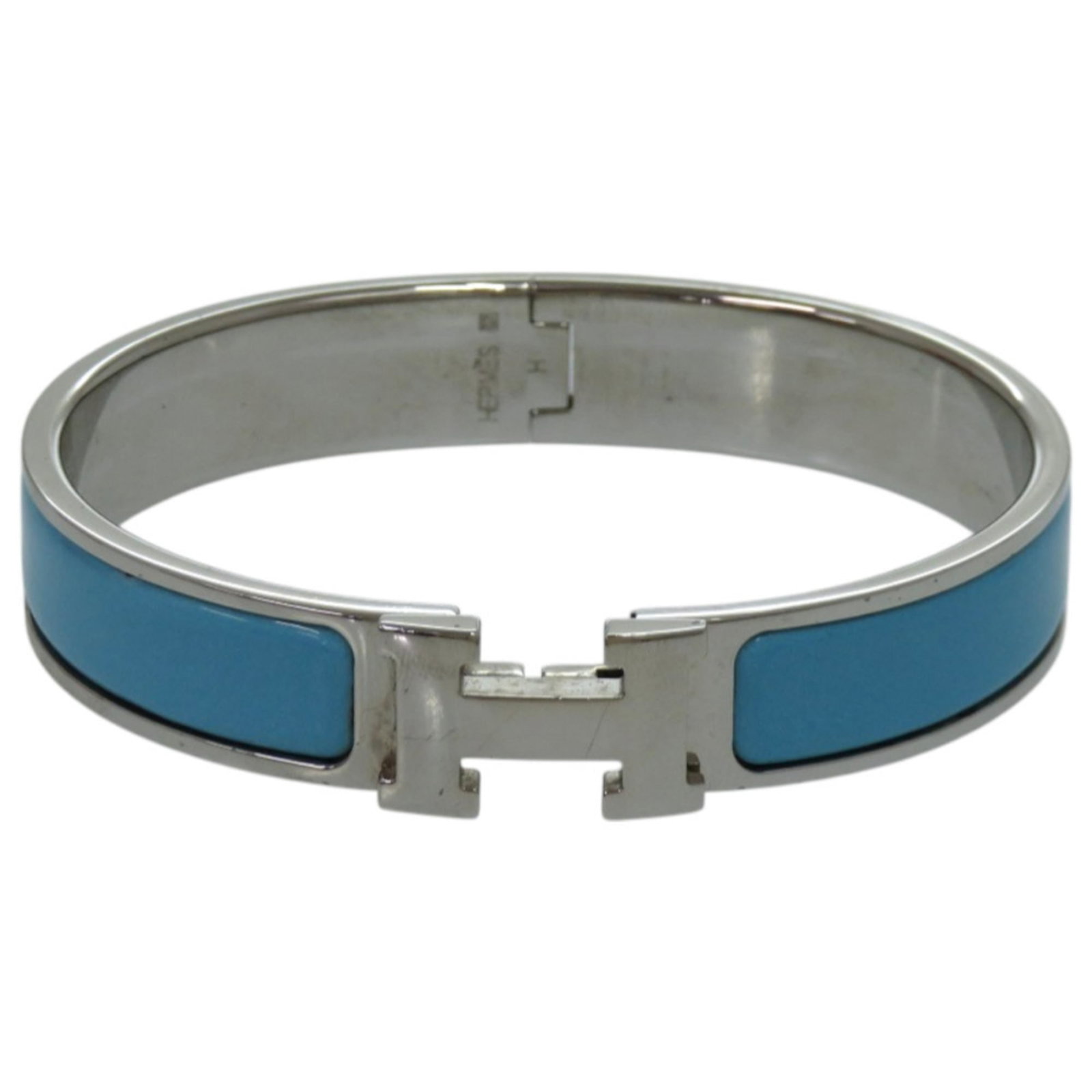 Hermes Bangle Metal: Hermes Bangle Metal A beautiful Hermes bangle in light blue and silver, this metal accessory boasts a classic design that adds a touch of elegance to any outfit. With its 17cm length and subtle scratc