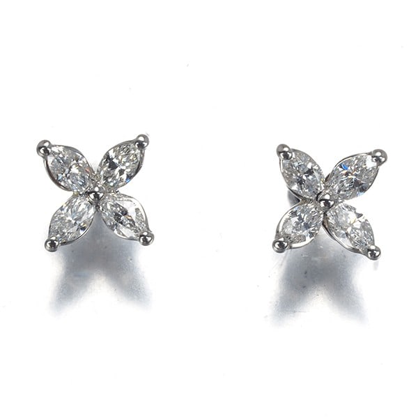 Tiffany&Co. Earrings Diamond Victoria Mini 950 Platinum: Tiffany&Co. Earrings Diamond Victoria Mini 950 Platinum Elevate your style with these exquisite Tiffany&Co. Earrings, crafted from 950 platinum and adorned with a natural diamond. A true masterpiece o