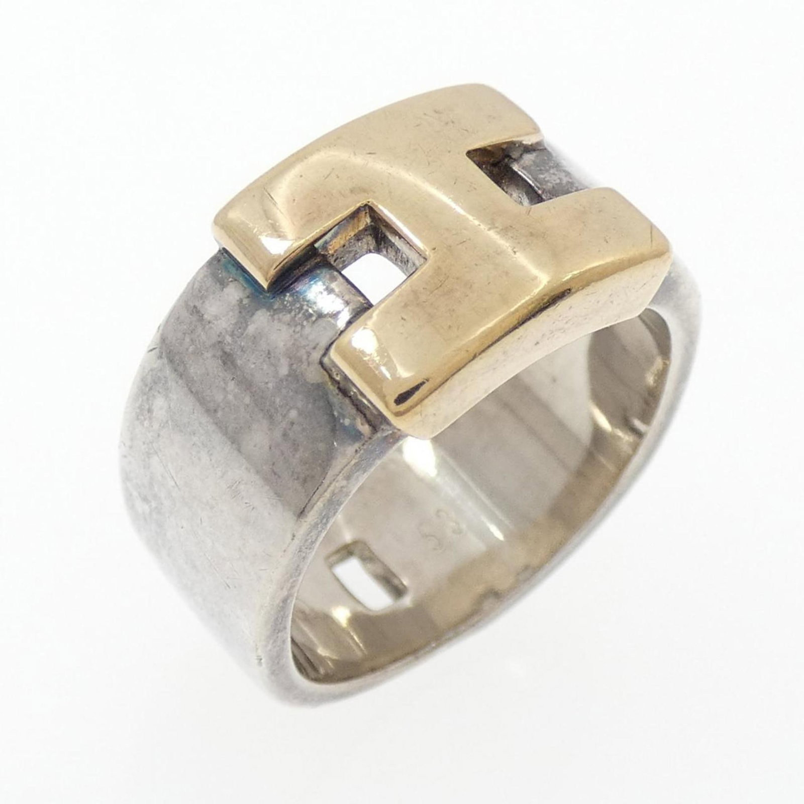 Hermes ring band: Hermes ring band A pre-owned Hermes ring band for women, featuring the iconic brand's signature style. This 53mm size ring boasts a classic design with subtle signs of wear, making it a unique additio