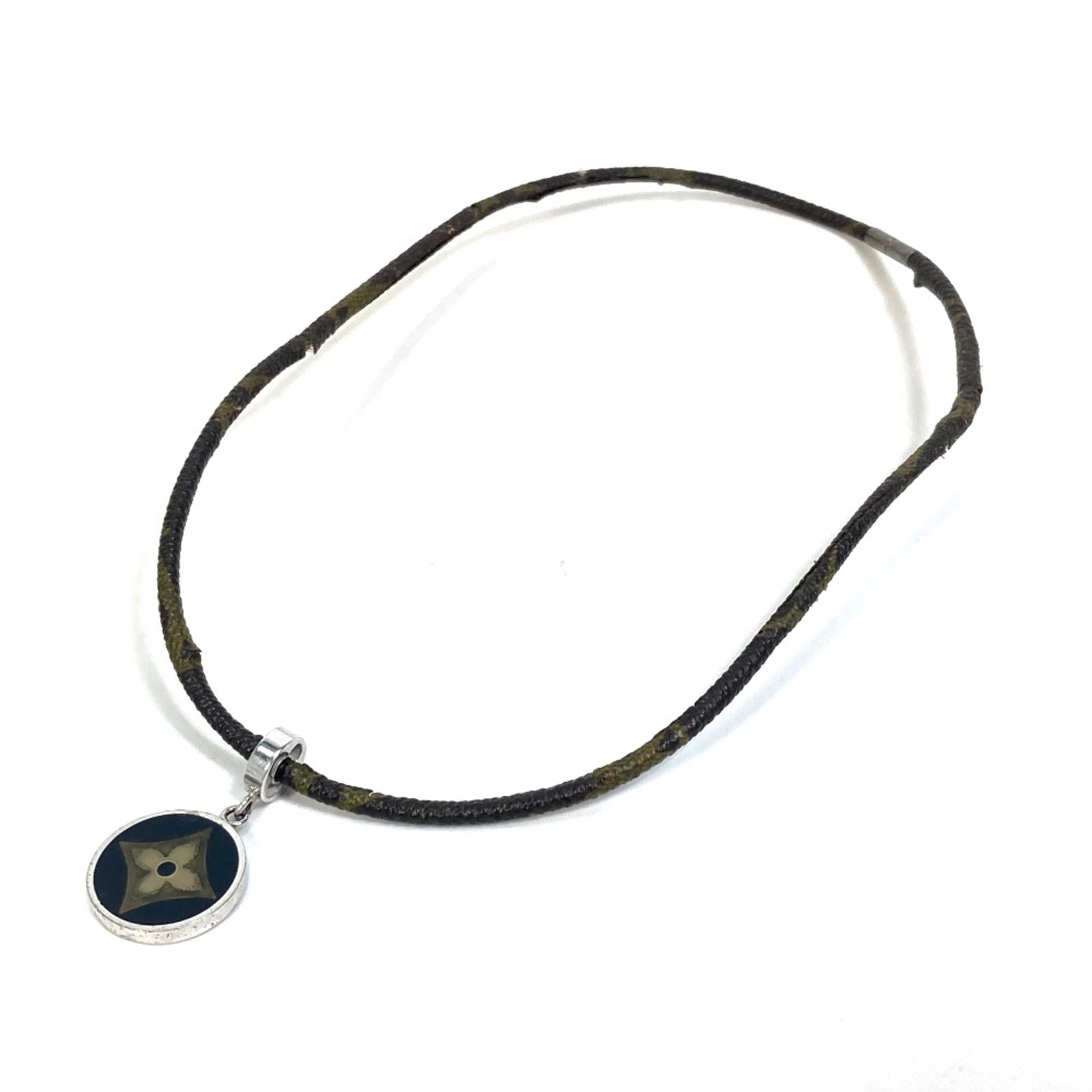 Louis Vuitton is an other choker.: Louis Vuitton is an other choker. A sleek and sophisticated silver choker from Louis Vuitton, featuring a 20mm top with a total length of 16.5 inches. This pre-owned piece showcases the brand's