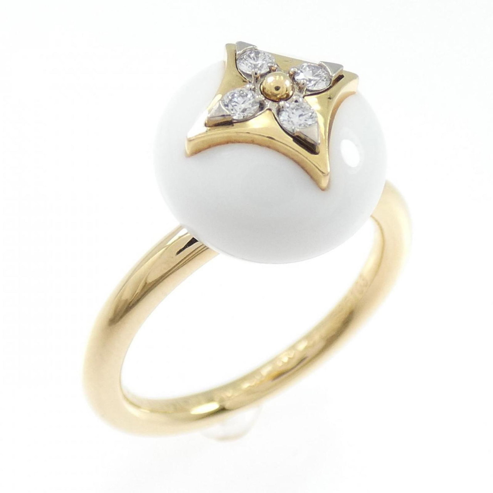 Louis Vuitton white gold band ring in yellow gold.: Louis Vuitton white gold band ring in yellow gold. A stunning Louis Vuitton band ring in yellow gold, paired with a matching white gold band, adds a touch of luxury to any outfit. This 18K yellow gold