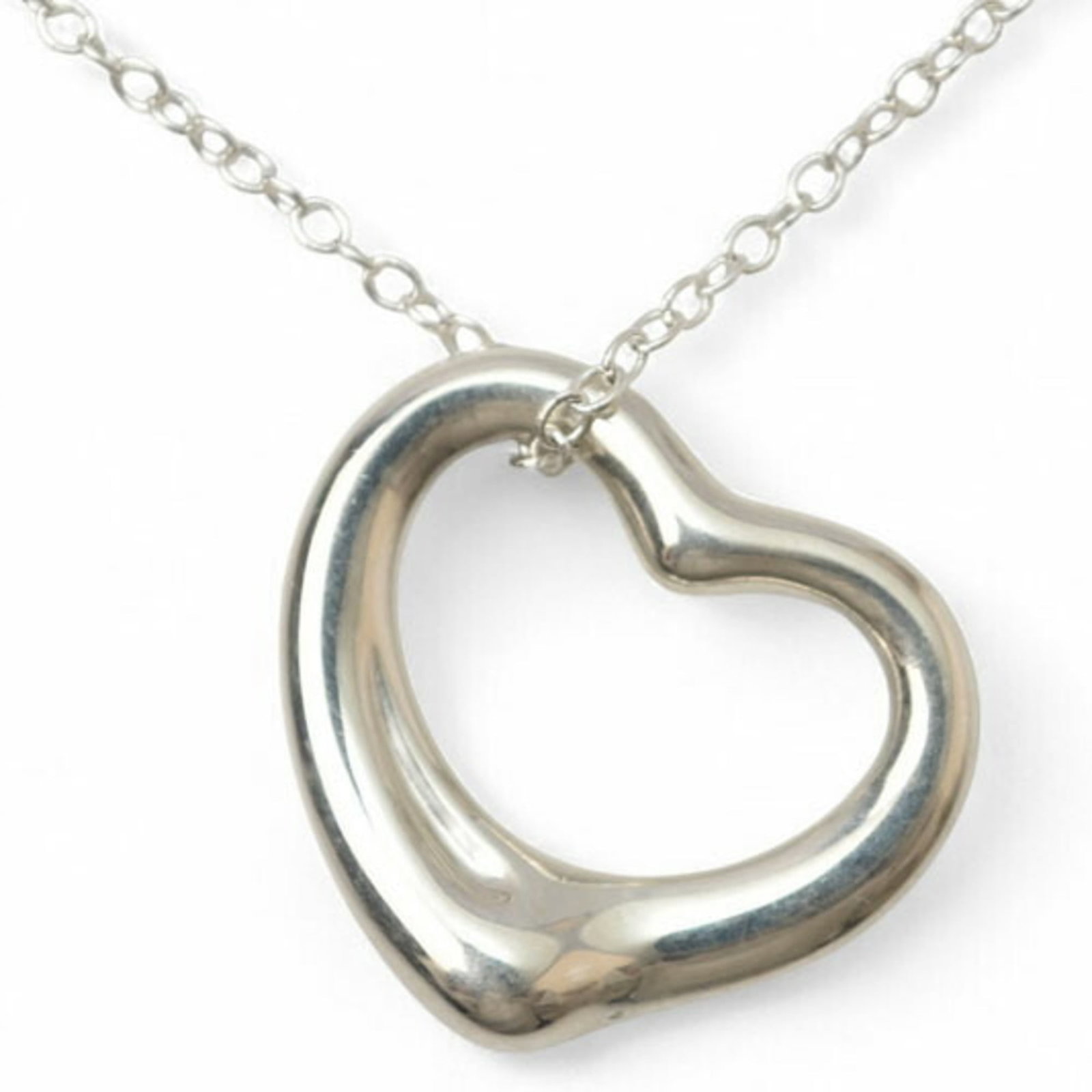 Tiffany & Co. Elsa Peretti heart pendant in silver, 2.1cm wide: Tiffany & Co. Elsa Peretti heart pendant in silver, 2.1cm wide Elegant and timeless, this Tiffany & Co. Elsa Peretti heart pendant in silver is a beautiful accessory for any woman. With its classic