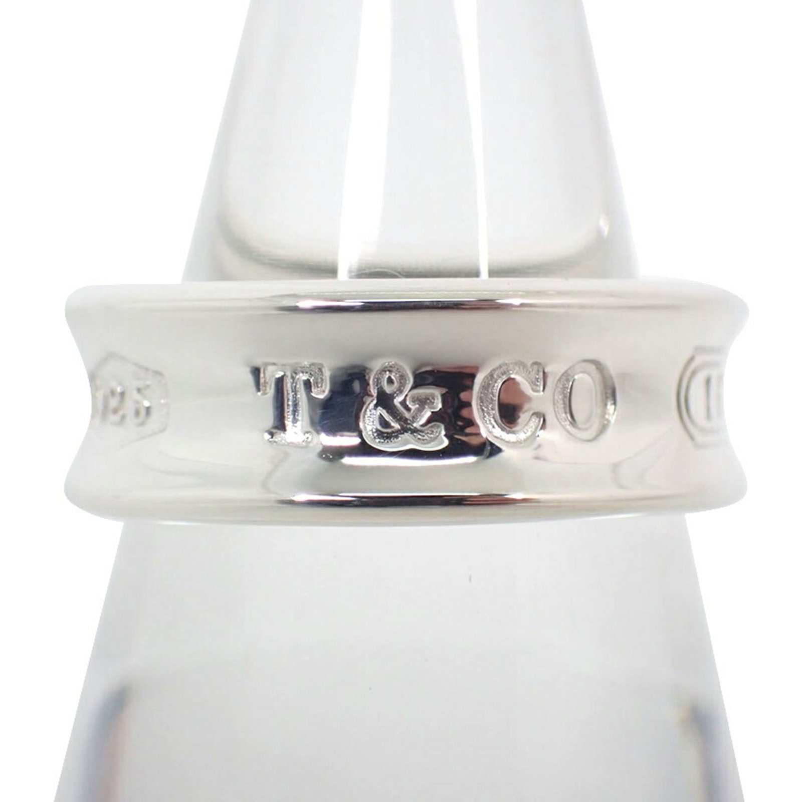 Tiffany Band Ring Sterling Silver 925: Tiffany Band Ring Sterling Silver 925 A beautiful Tiffany band ring made from sterling silver 925, this elegant piece is crafted for everyday wear. With its sleek design and high-quality materials,