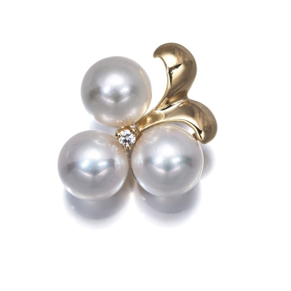 Mikimoto Pendant Akoya Pearl 6.0Mm Diamond Leaf 18K 750 Yellow Gold: Mikimoto Pendant Akoya Pearl 6.0Mm Diamond Leaf 18K 750 Yellow Gold A stunning 18k yellow gold pendant showcases an exquisite Akoya pearl with a delicate diamond leaf design, crafted in the renowned