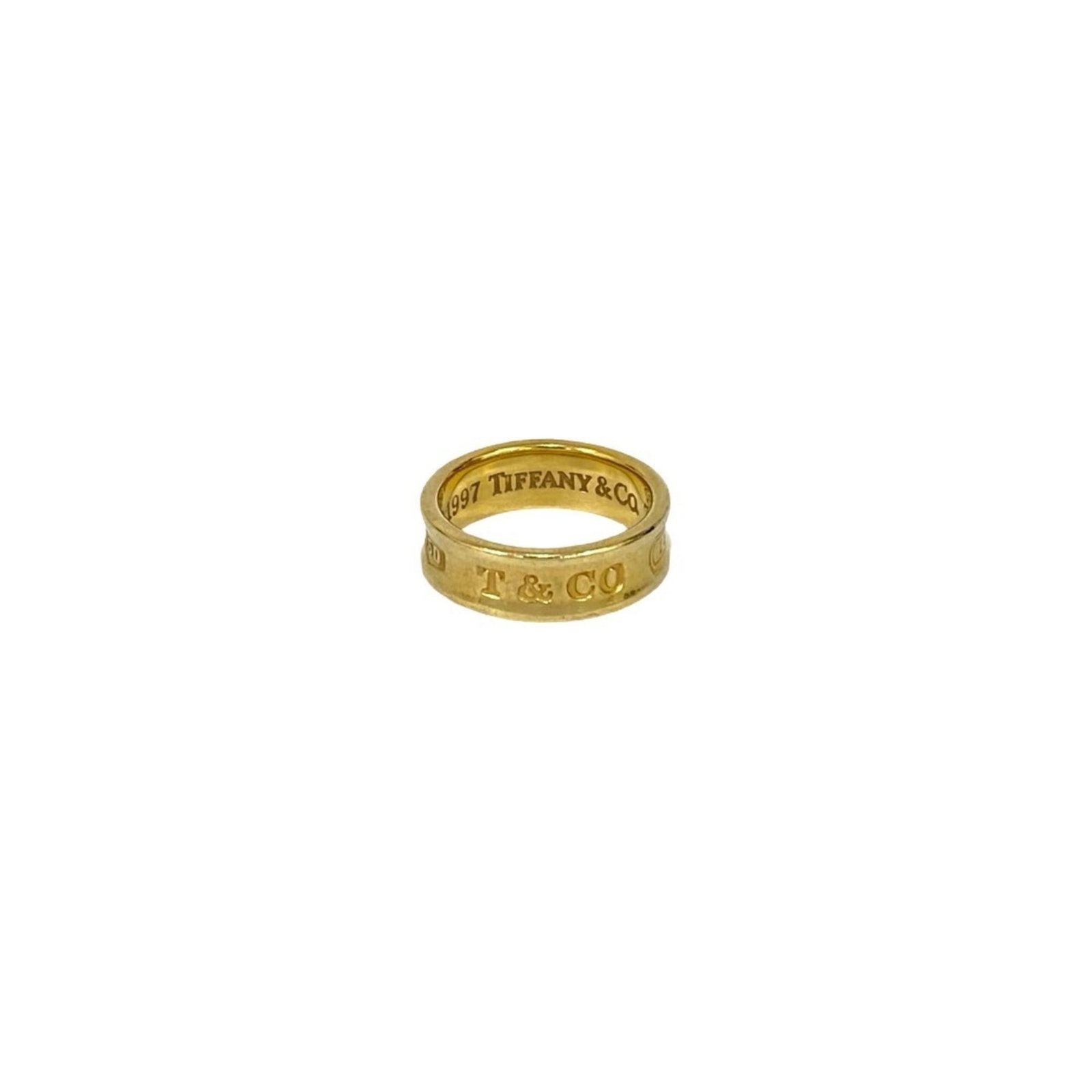 Tiffany 18k yellow gold band ring: Tiffany 18k yellow gold band ring A beautiful 18k yellow gold band ring from Tiffany, this elegant piece boasts a classic design that adds a touch of sophistication to any outfit. With its yellow