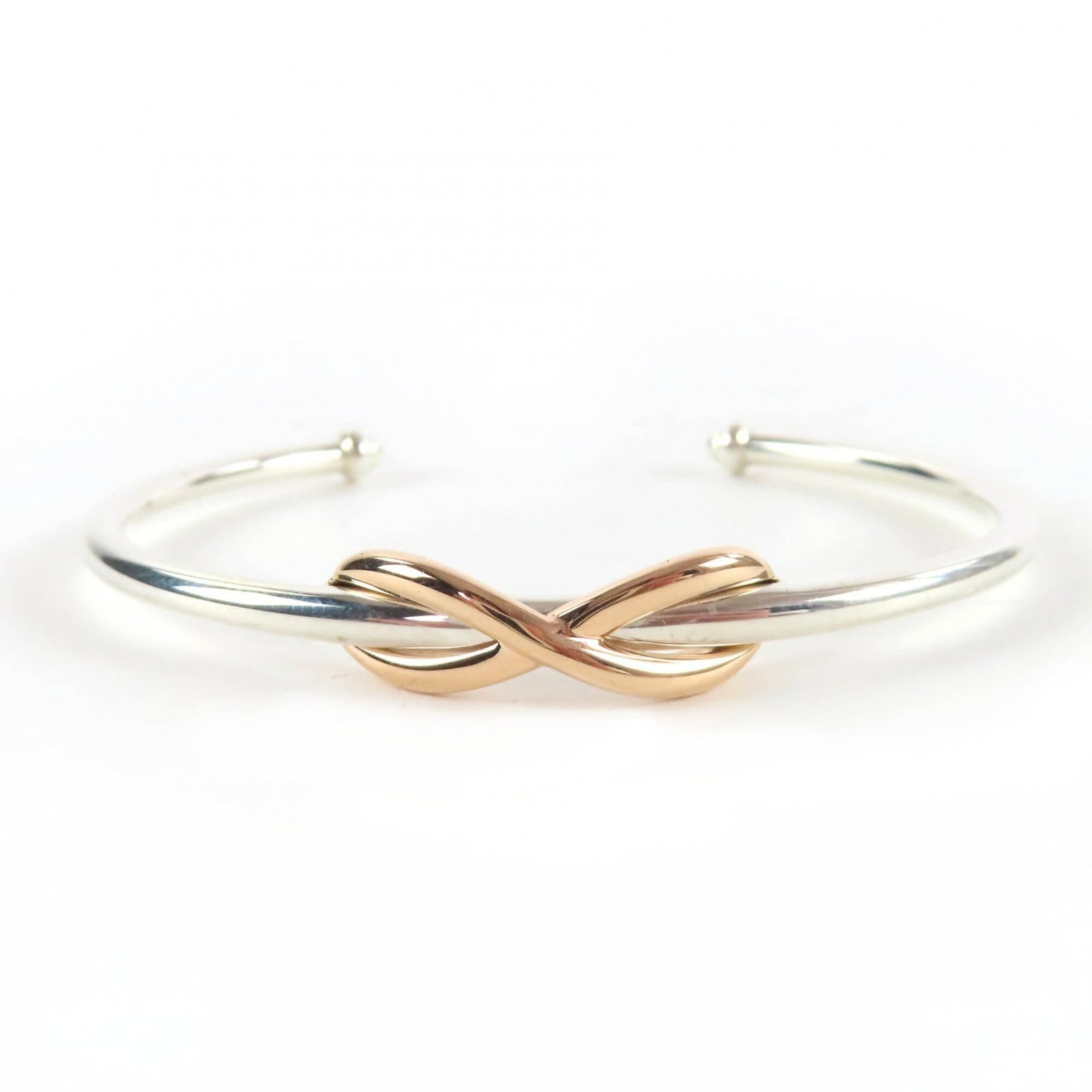 Tiffany gold bangle, silver 18K and 925.: Tiffany gold bangle, silver 18K and 925. A stunning 18K gold bangle from Tiffany, paired with a silver 925 accent, adds a touch of luxury to any outfit. This beautiful piece is made from high-quality