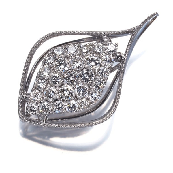 Diamond 1.03Ct Paved Milgrain Pendant 18K 750 White Gold: Diamond 1.03Ct Paved Milgrain Pendant 18K 750 White Gold A stunning 1.03ct diamond pav? milgrain pendant in 18k white gold, crafted with intricate details and set against a rich Japanese background.