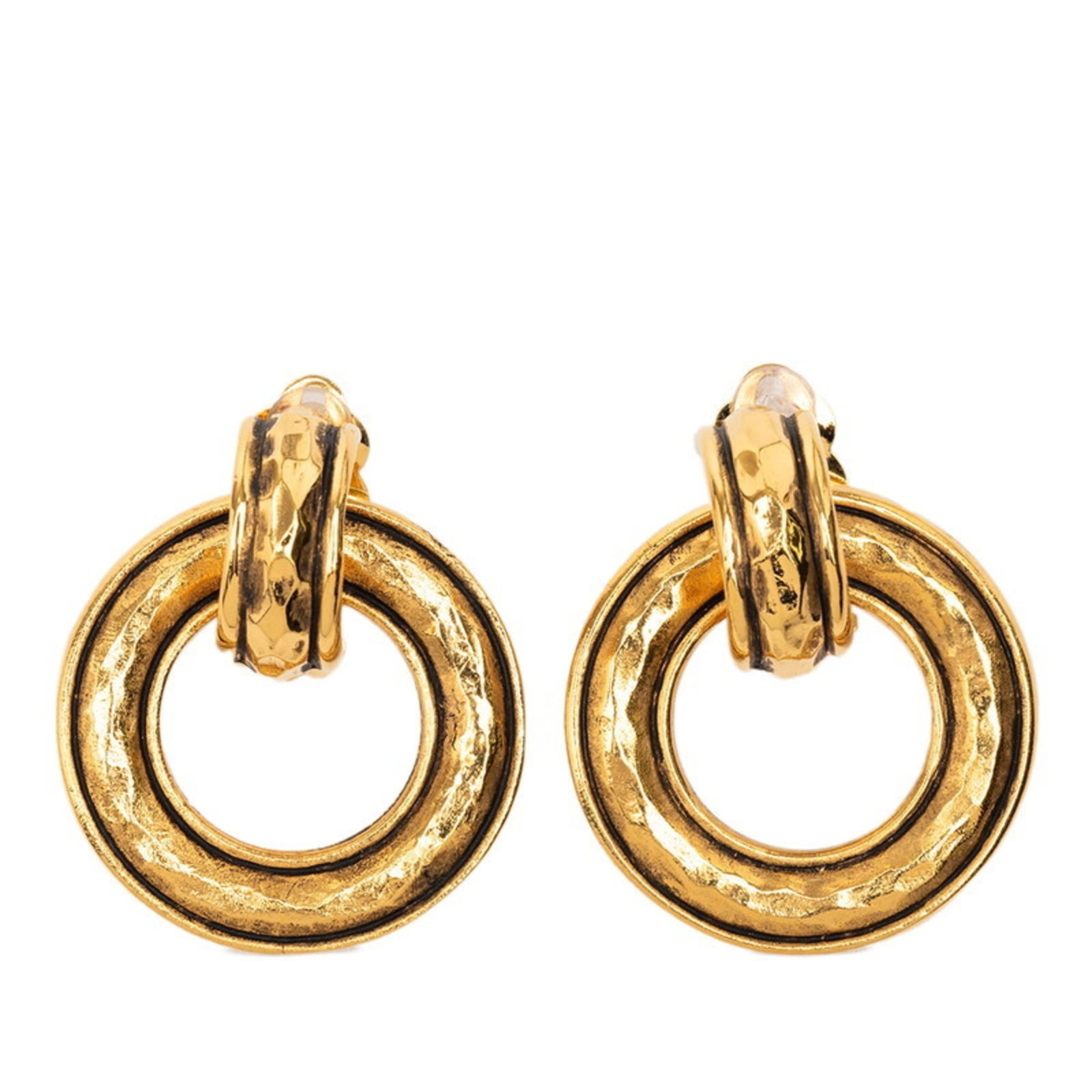 Earrings by Chanel: Earrings by Chanel Authentic Chanel clip earrings in gold, featuring a timeless design with subtle details that add to their classic charm. With a size of 37.70mm x 33.50mm, these earrings are a