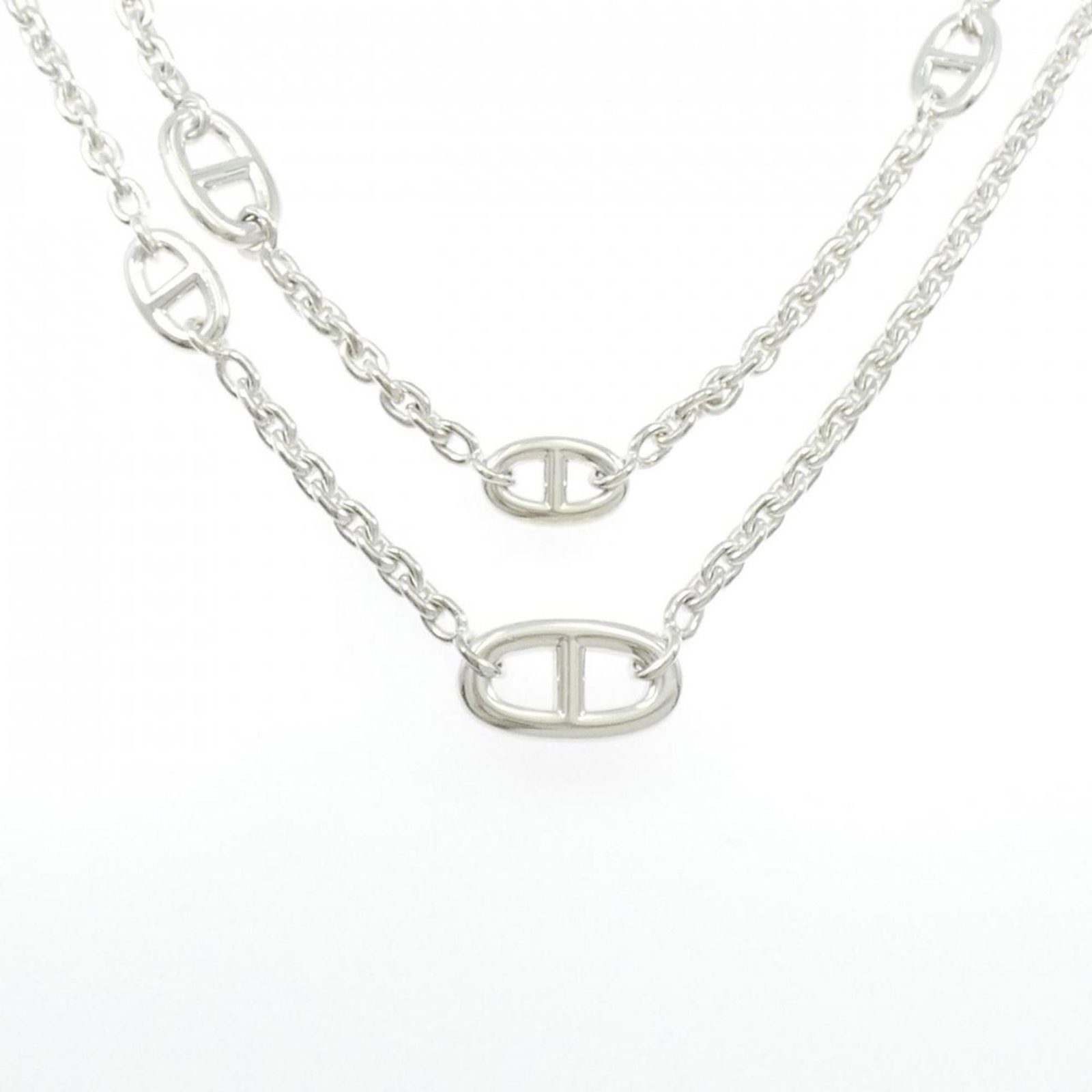 Hermes Farandole is a necklace.: Hermes Farandole is a necklace. A pre-owned Hermes Farandole necklace in silver 925, featuring a 14mm pendant and adjustable neck circumference of 116cm. This piece boasts a classic design with