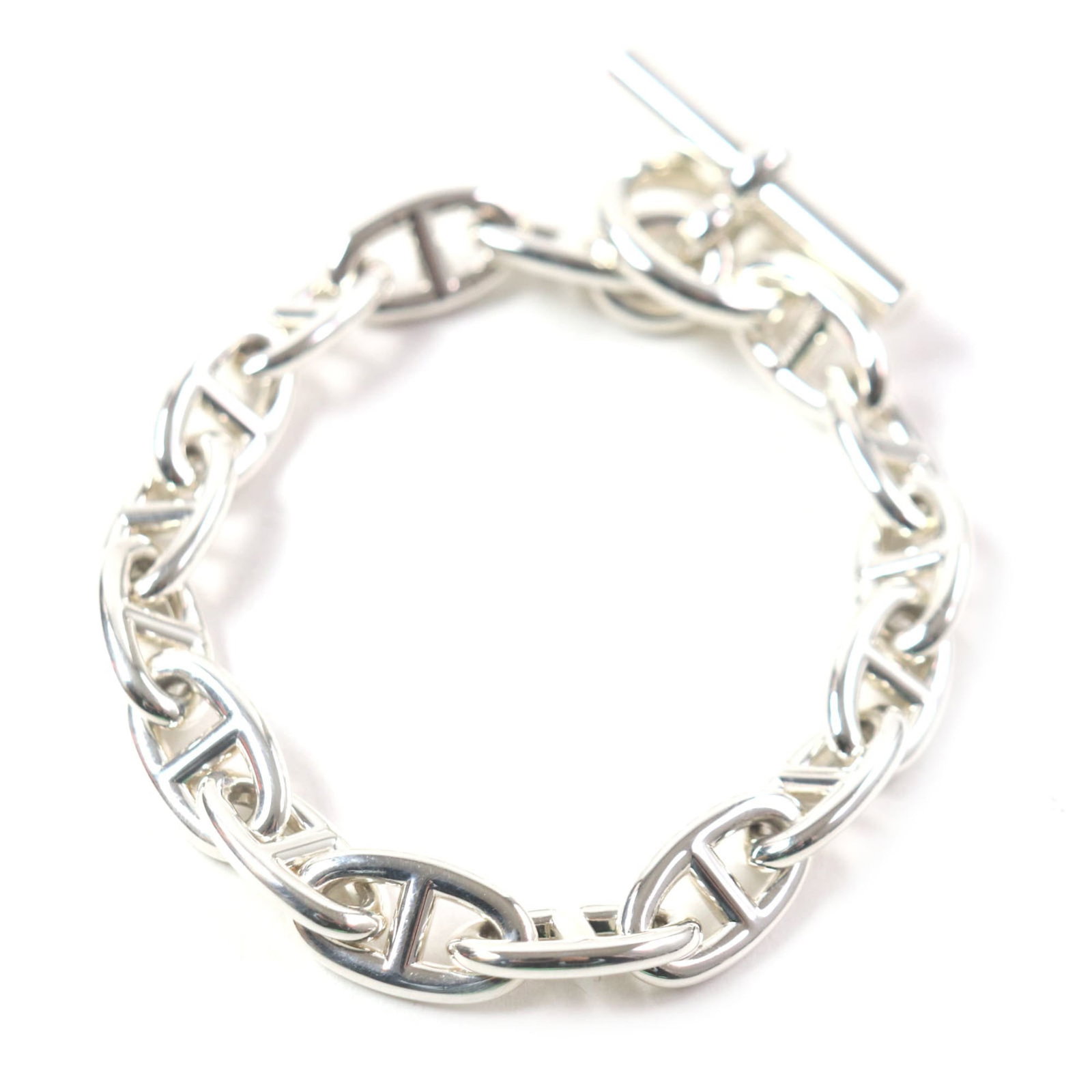 Hermes a Charm bracelet: Hermes a Charm bracelet A silver 925 Hermes charm bracelet with a sleek design, measuring 23cm in length and 1cm in width, is up for auction. Its total length stretches to 26cm, making it a stylish ac