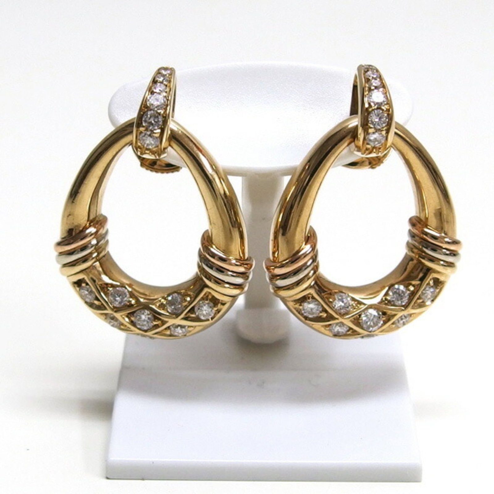 Cartier Stud Earrings Yellow Gold (18K): Cartier Stud Earrings Yellow Gold (18K) For sale is a pair of Cartier stud earrings in 18K yellow gold, featuring a classic and timeless design. With a subtle shine, these earrings showcase the