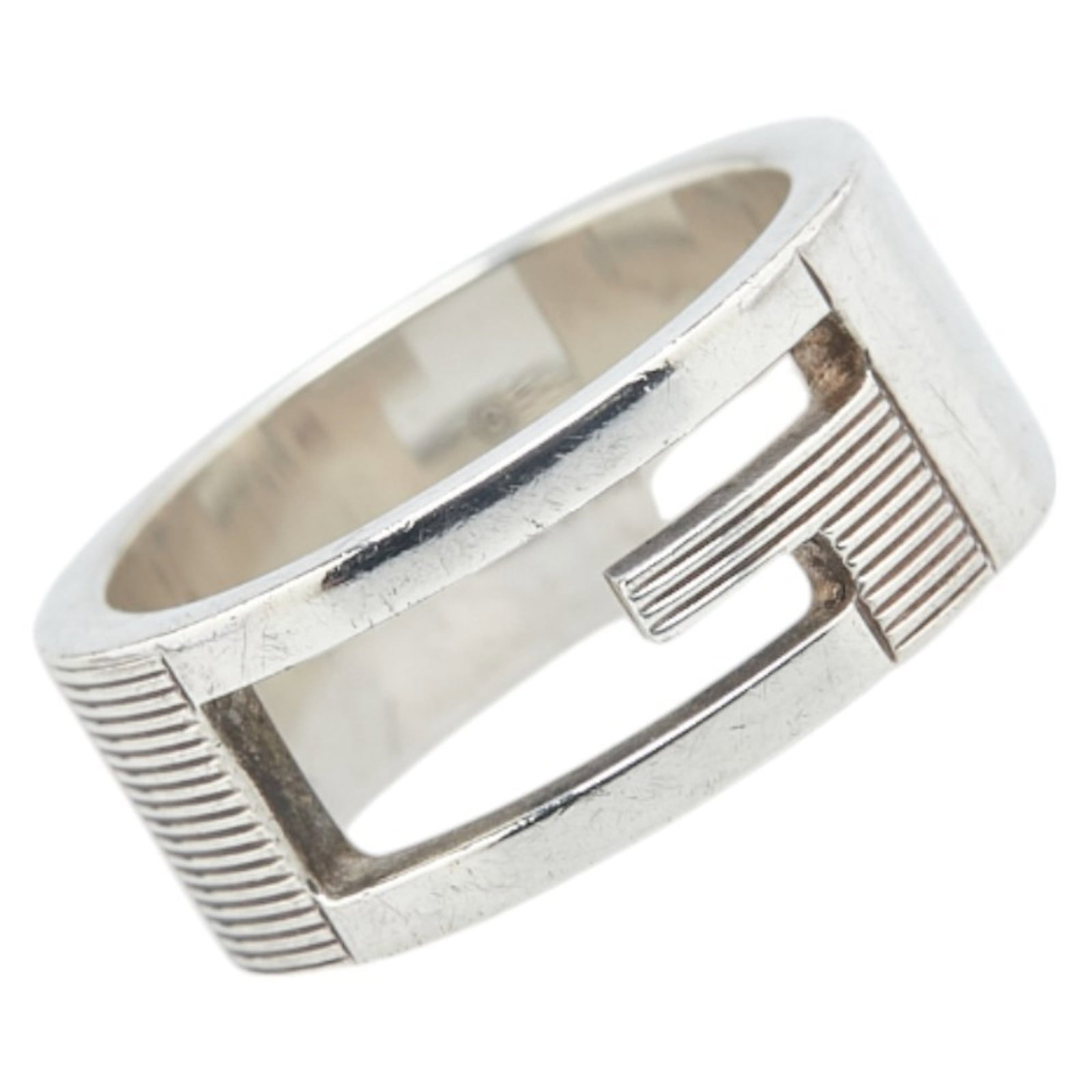 Gucci Band Ring Silver 925: Gucci Band Ring Silver 925 A pre-owned Gucci band ring made from sterling silver 925, this elegant accessory boasts the iconic Italian brand's signature style. With its sleek design and durable