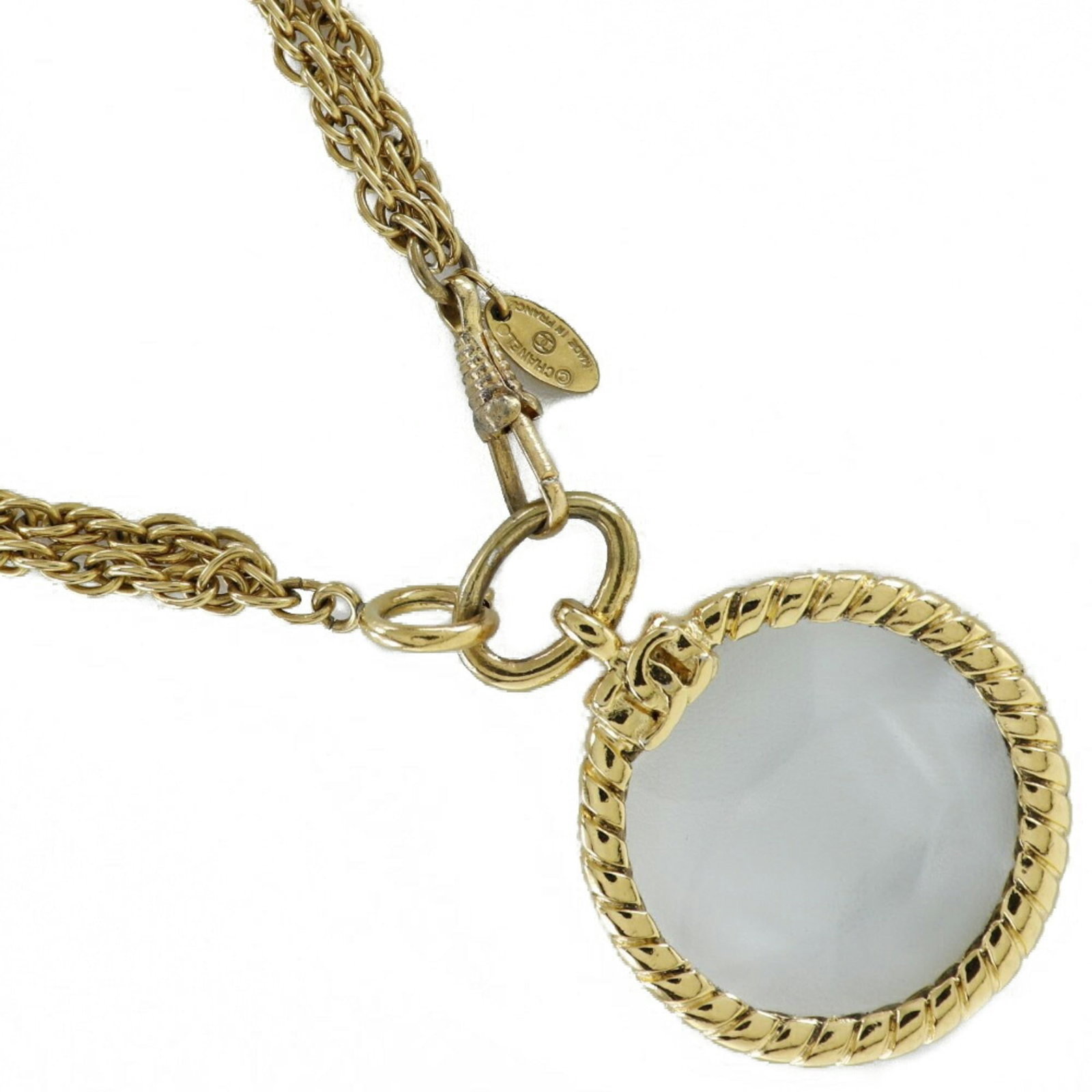 CHANEL Loupe Necklace Double Chain Vintage Gold Plated Made in France Ladies: CHANEL Loupe Necklace Double Chain Vintage Gold Plated Made in France Ladies Discover the timeless elegance of this vintage CHANEL Loupe Necklace, crafted in France with a rich gold plating finish.