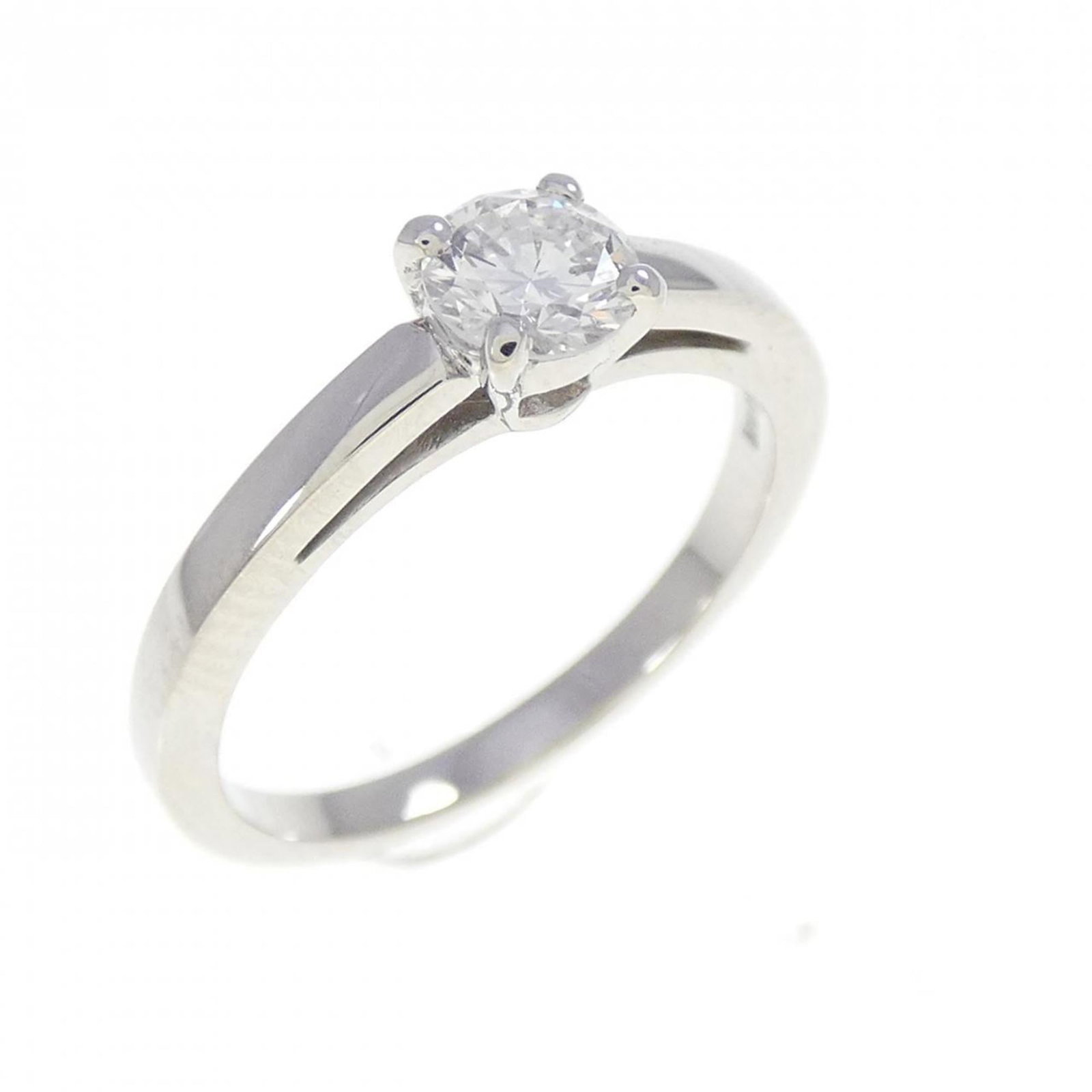 Bvlgari platinum band ring: Bvlgari platinum band ring A stunning Bvlgari platinum band ring in 950 platinum, this elegant piece boasts a sleek design that exudes sophistication and glamour. With its high-quality platinum