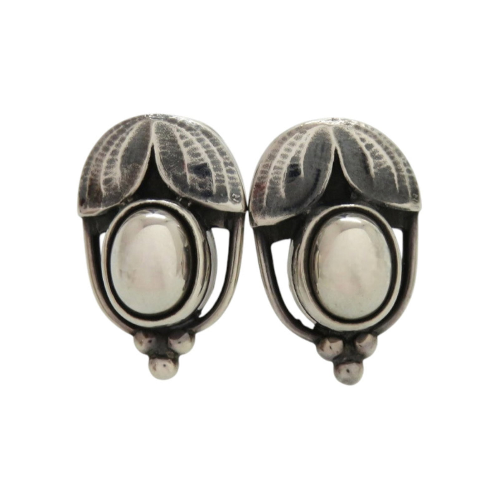Georg Jensen Clip Silver 925 Earrings: Georg Jensen Clip Silver 925 Earrings Georg Jensen Clip Silver 925 Earrings - A sleek and modern accessory from the renowned Danish brand. Made from high-quality silver 925, these earrings feature a