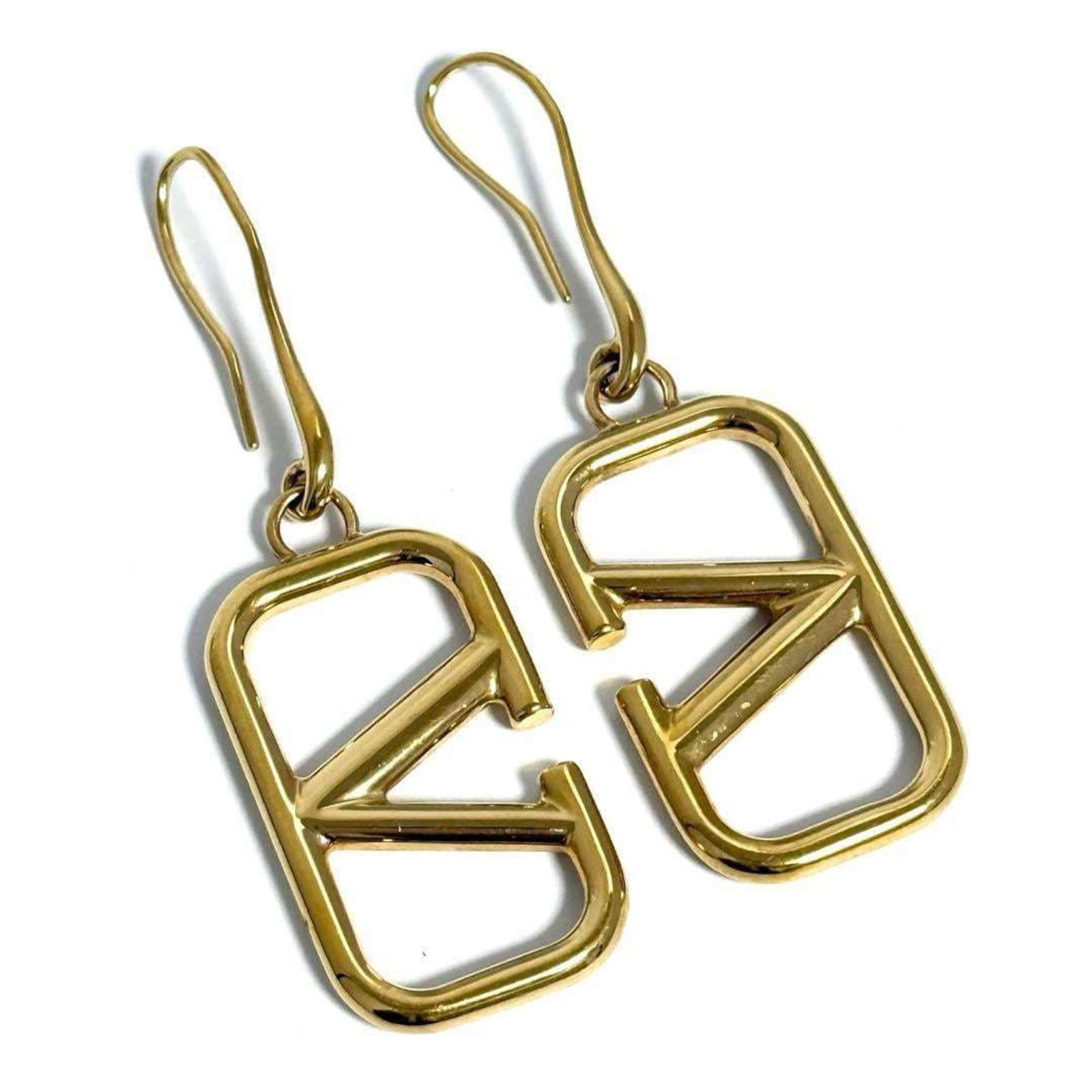 Valentino metal earrings drop: Valentino metal earrings drop Elegant Valentino metal drop earrings with a sleek design, featuring a subtle size and intricate details that catch the eye. With a few signs of wear, these earrings