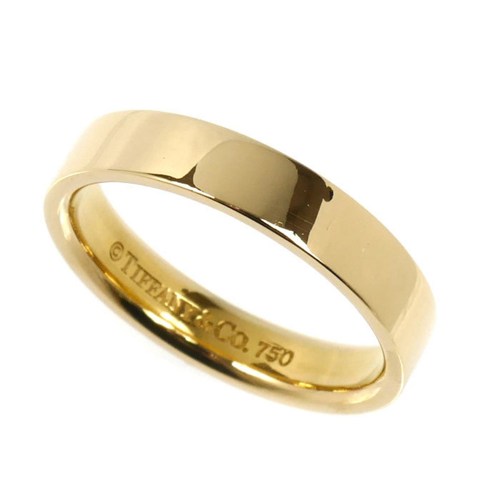 Tiffany 18k yellow gold band ring: Tiffany 18k yellow gold band ring A beautiful Tiffany 18k yellow gold band ring in excellent condition, with slight traces of usage and minor scratches visible. This stunning piece is crafted from
