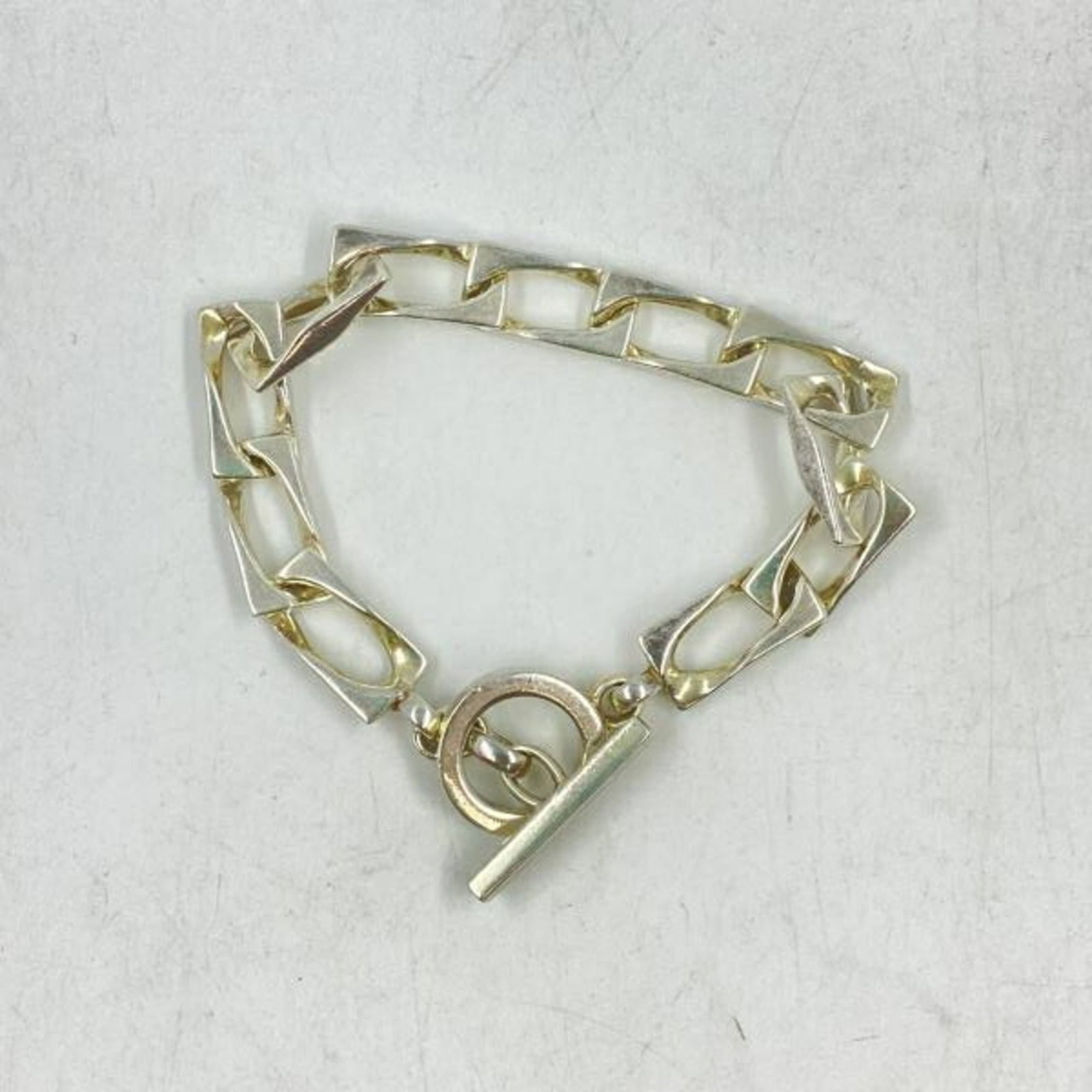 Gucci charm bracelet silver: Gucci charm bracelet silver A sleek and sophisticated silver charm bracelet from Gucci, featuring subtle signs of wear that add to its authentic charm. This 21.5cm long piece boasts a classic design