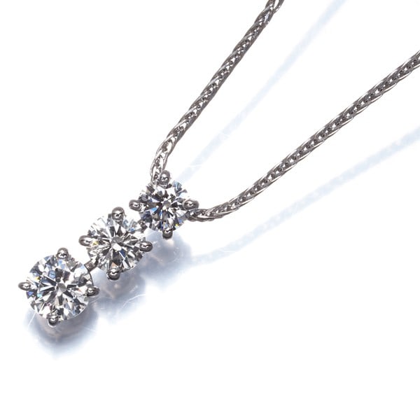 Necklace Diamond 1.00Ct Trilogy 3P 18K 750 White Gold/ 900 Platinum: Necklace Diamond 1.00Ct Trilogy 3P 18K 750 White Gold/ 900 Platinum A stunning 1.00ct natural diamond pendant is set in an 18k white gold and 900 platinum trilogy necklace, showcasing the beauty of