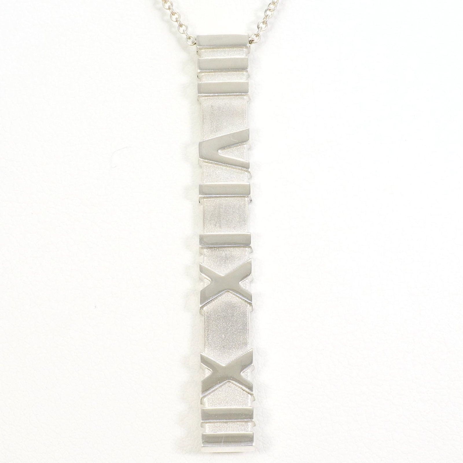 Tiffany & Co. 925 Sterling Silver Necklace, Approx. 41cm, Total Weight: 6.6g, Like New: Tiffany & Co. 925 Sterling Silver Necklace, Approx. 41cm, Total Weight: 6.6g, Like New A stunning 925 sterling silver necklace from Tiffany & Co., featuring a sleek design with a total weight of 6.6g