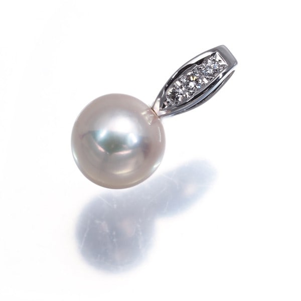 Mikimoto Pendant Akoya Pearl 7.3Mm Diamond Solitaire 18K 750 White Gold: Mikimoto Pendant Akoya Pearl 7.3Mm Diamond Solitaire 18K 750 White Gold A stunning 18k white gold pendant showcases a large, luminous Akoya pearl measuring 7.3mm, expertly set in a diamond solitaire