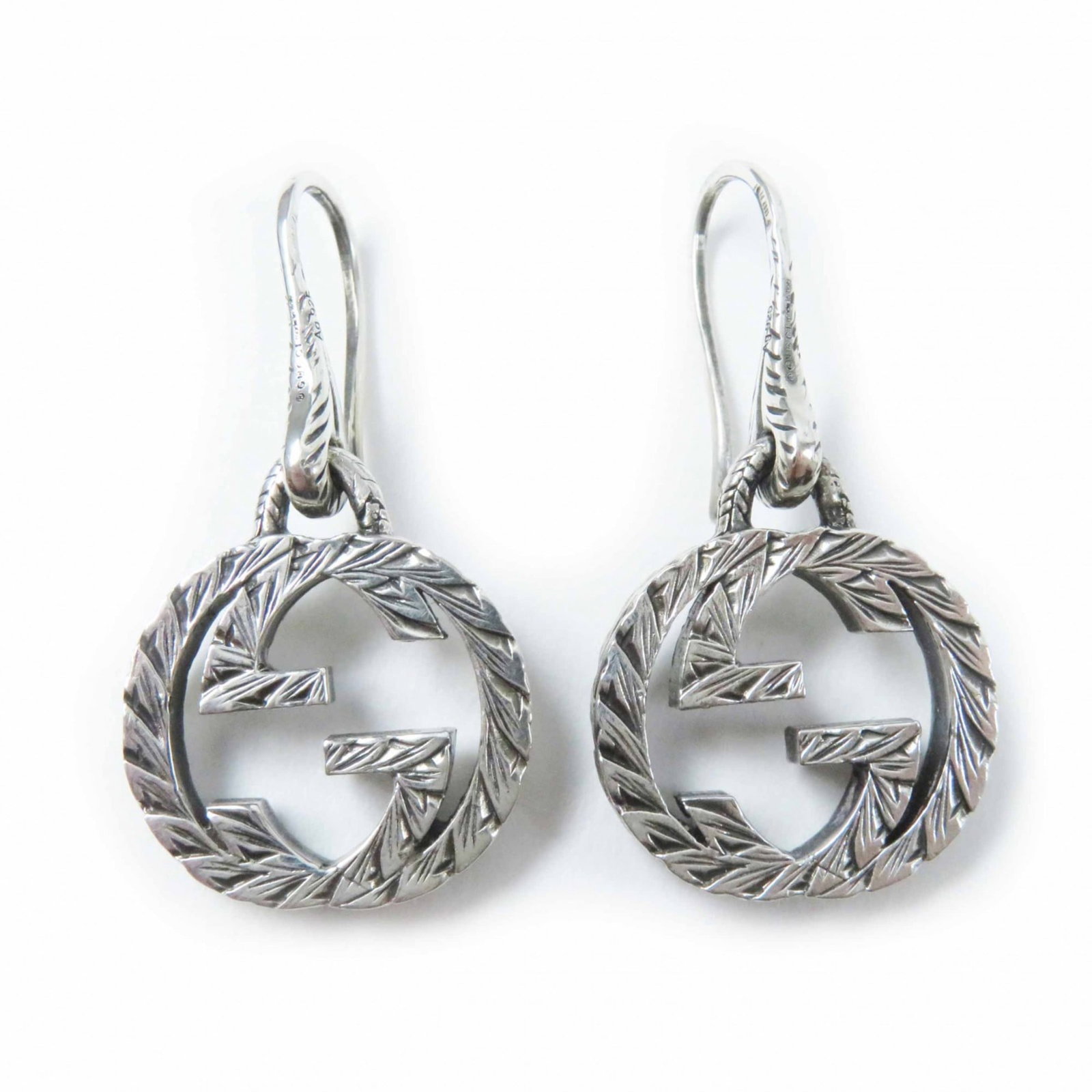 Gucci earrings are a drop.: Gucci earrings are a drop. Unique Gucci drop earrings in silver925 metal, featuring a sleek design with subtle scratches and minor dirt accumulation from previous wear. The earrings measure 20mm x