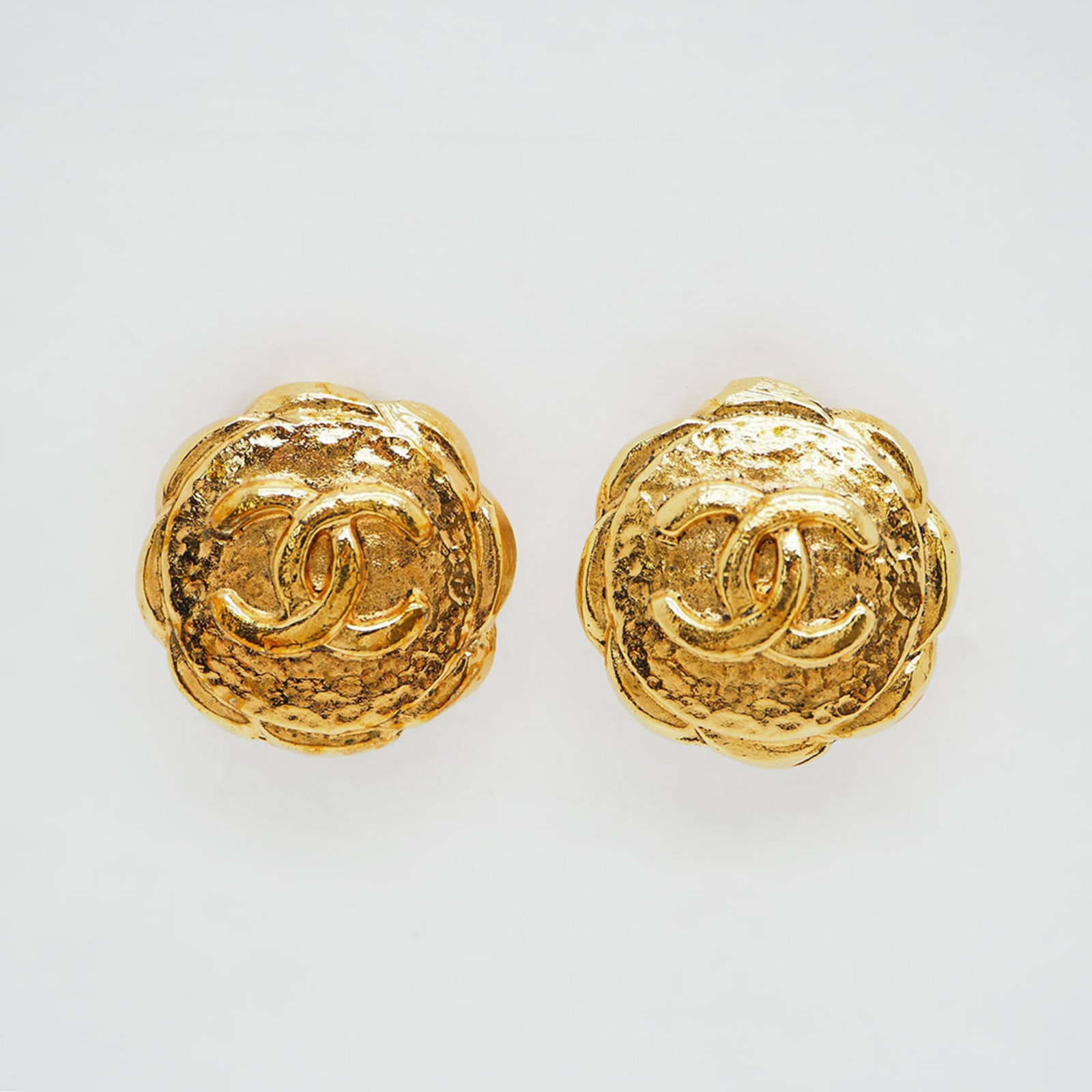 Gold Coco Chanel Mark Earrings: Gold Coco Chanel Mark Earrings Elegant gold clip earrings from Chanel, featuring a classic design with a touch of vintage flair. With their 20mm x 20mm size and gold metal construction, these