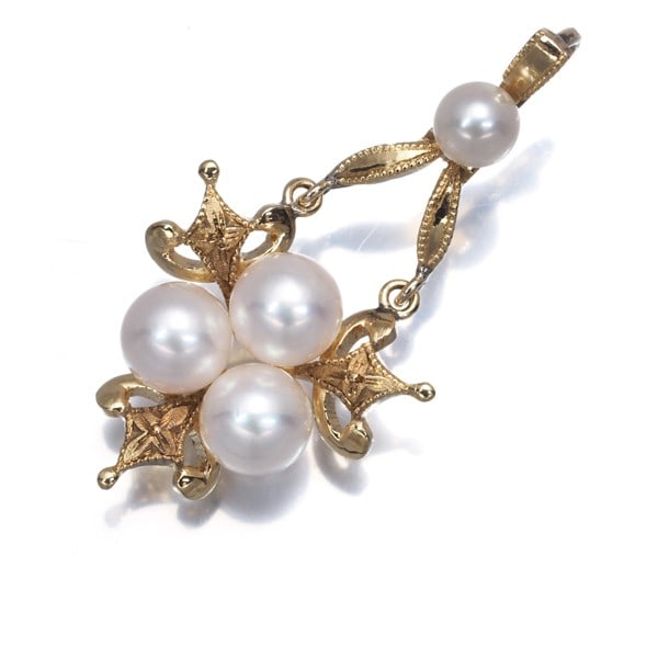Mikimoto Pendant Akoya Pearl 4.2-5.5Mm 14K 585 Yellow Gold: Mikimoto Pendant Akoya Pearl 4.2-5.5Mm 14K 585 Yellow Gold A stunning 14k yellow gold pendant showcases a lustrous Akoya pearl with a diameter of 4.2-5.5mm, crafted in the renowned Japanese style of