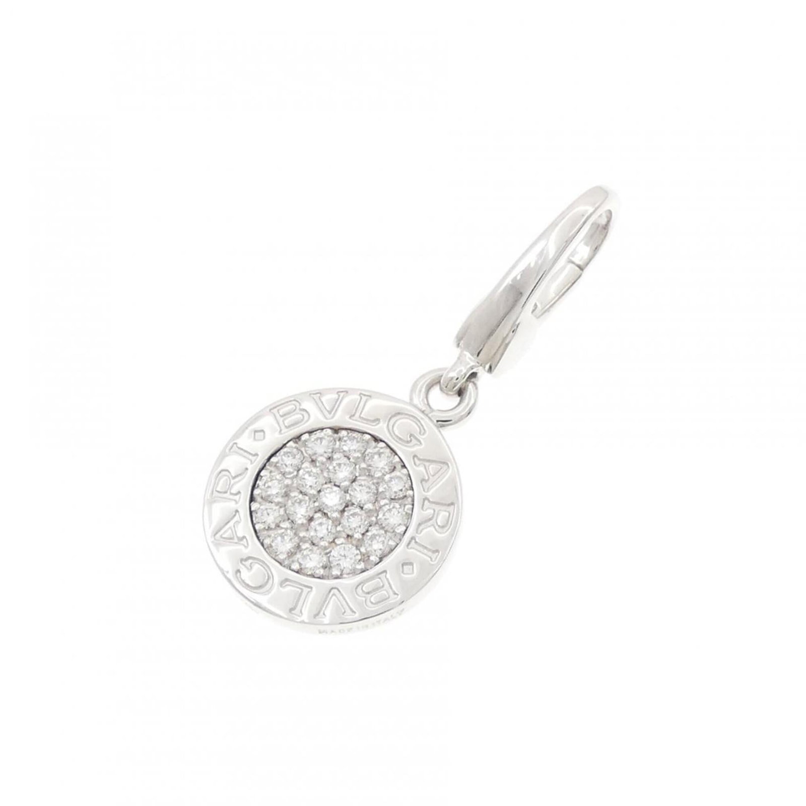Bvlgari pendant: Bvlgari pendant A stunning Bvlgari pendant in white gold (18K) showcases a beautiful diamond, measuring 28.4mm x 13mm. With some minor signs of wear, this used pendant remains in very good condition,