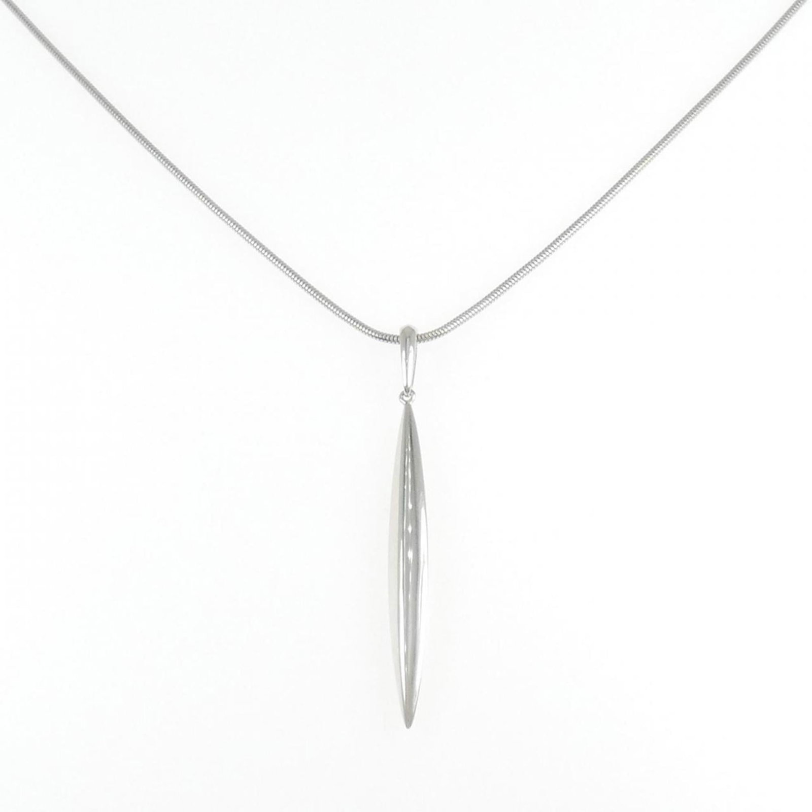 Tiffany Necklace Feather: Tiffany Necklace Feather A stunning 18K white gold Tiffany Necklace Feather pendant adorns this elegant necklace, available in a size that fits comfortably around the neck with a circumference of 51