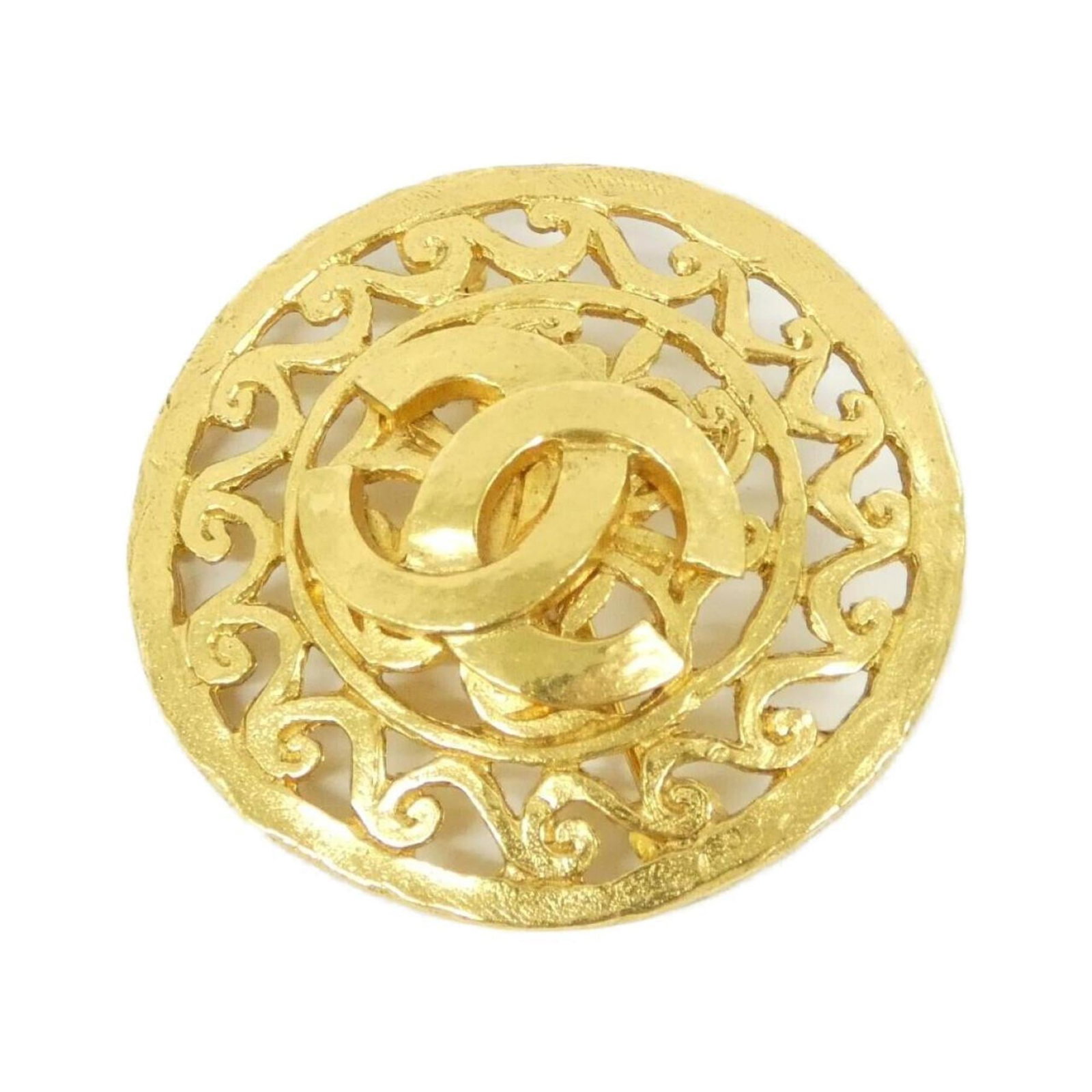 Chanel is a brooch: Chanel is a brooch A gold Chanel brooch with a 4.5cm x 4.5cm size, featuring a few traces of usage and some minor scratches/dirt. The condition is described as 'very good', reflecting its overall