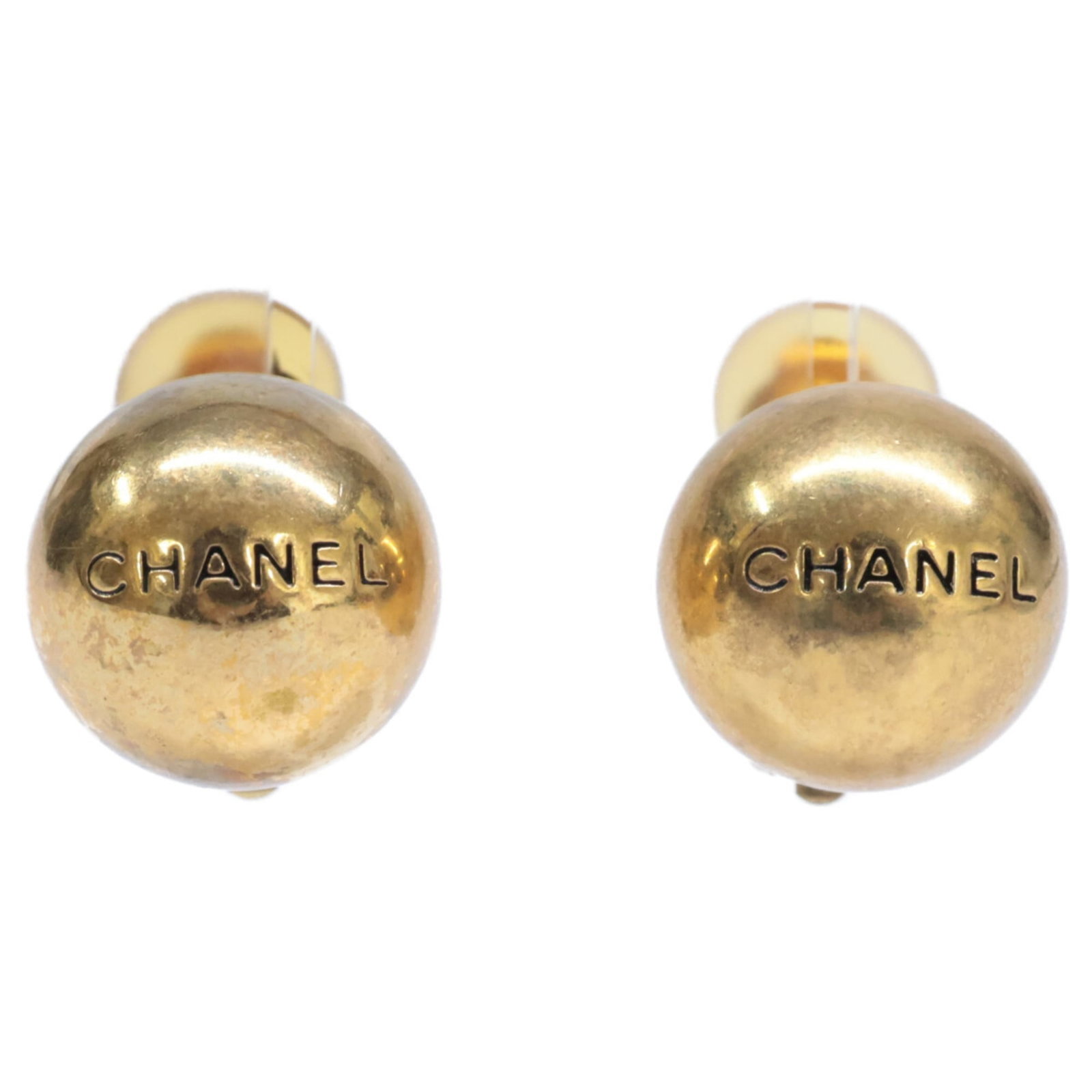 Chanel metal clip earrings: Chanel metal clip earrings Elegant gold metal clip earrings from Chanel, featuring a classic design with subtle scratches and signs of wear, adding to their vintage charm. Made from durable metal,