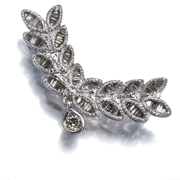 Diamond 0.31Ct Leaf Tapered-Cut Pendant 18K 750 White Gold: Diamond 0.31Ct Leaf Tapered-Cut Pendant 18K 750 White Gold A stunning 0.31ct diamond pendant in 18k white gold, crafted with a unique leaf tapered-cut style that adds an elegant touch to any outfit.