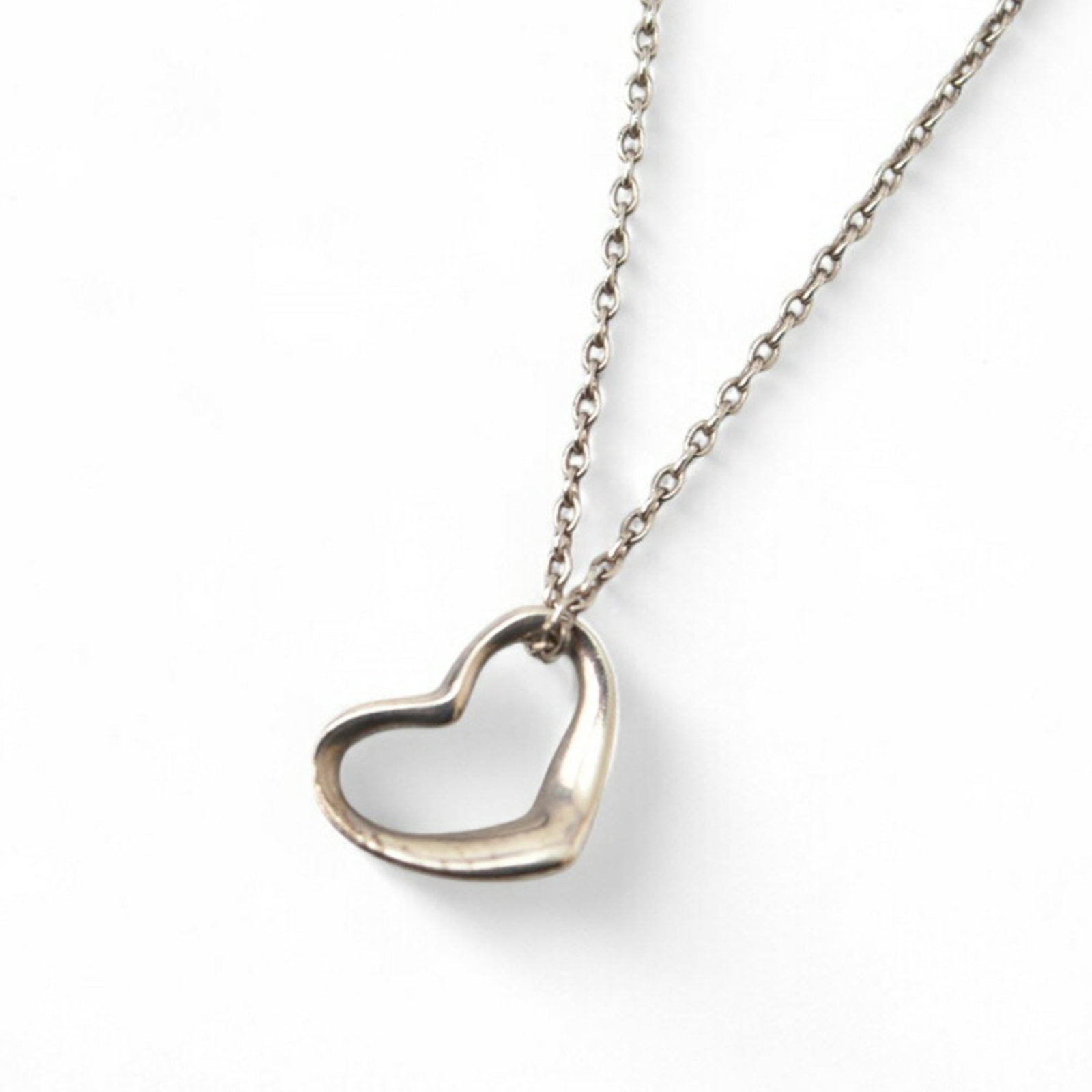 Tiffany & Co. Elsa Peretti silver heart pendant necklace.: Tiffany & Co. Elsa Peretti silver heart pendant necklace. A sleek and elegant silver heart pendant necklace from Tiffany & Co., designed by Elsa Peretti. This 925 sterling silver piece boasts a