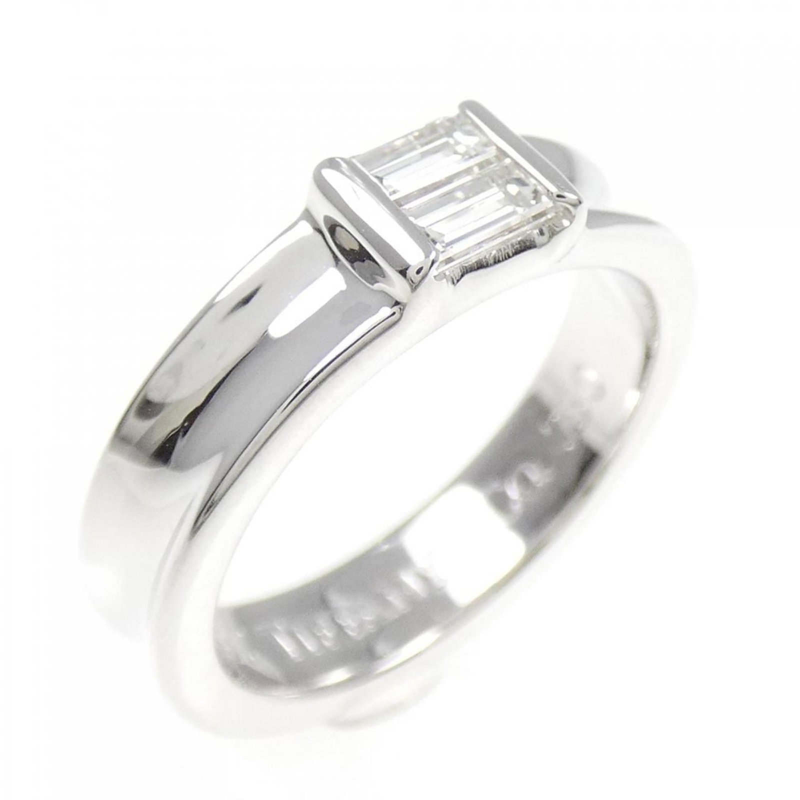 Tiffany Band Ring White Gold (18K): Tiffany Band Ring White Gold (18K) A stunning 18K white gold band ring from Tiffany & Co., featuring a diamond stone and crafted with high-quality white gold for a sleek, elegant look. This pre-owned