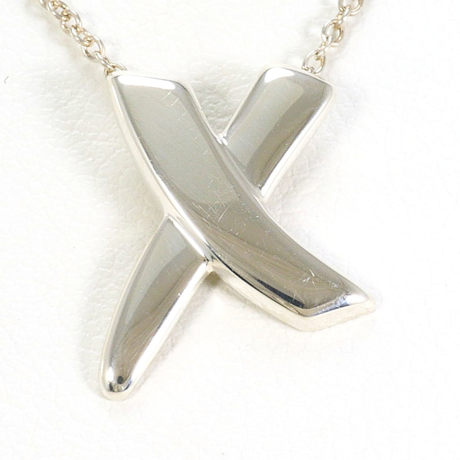 Tiffany & Co. Kiss Silver Necklace, Total Weight 2.3g, 42cm, Jewelry: Tiffany & Co. Kiss Silver Necklace, Total Weight 2.3g, 42cm, Jewelry A delicate 42cm silver necklace from Tiffany & Co., featuring a 15mm x 11mm pendant, weighs a total of 2.3g. This piece is made