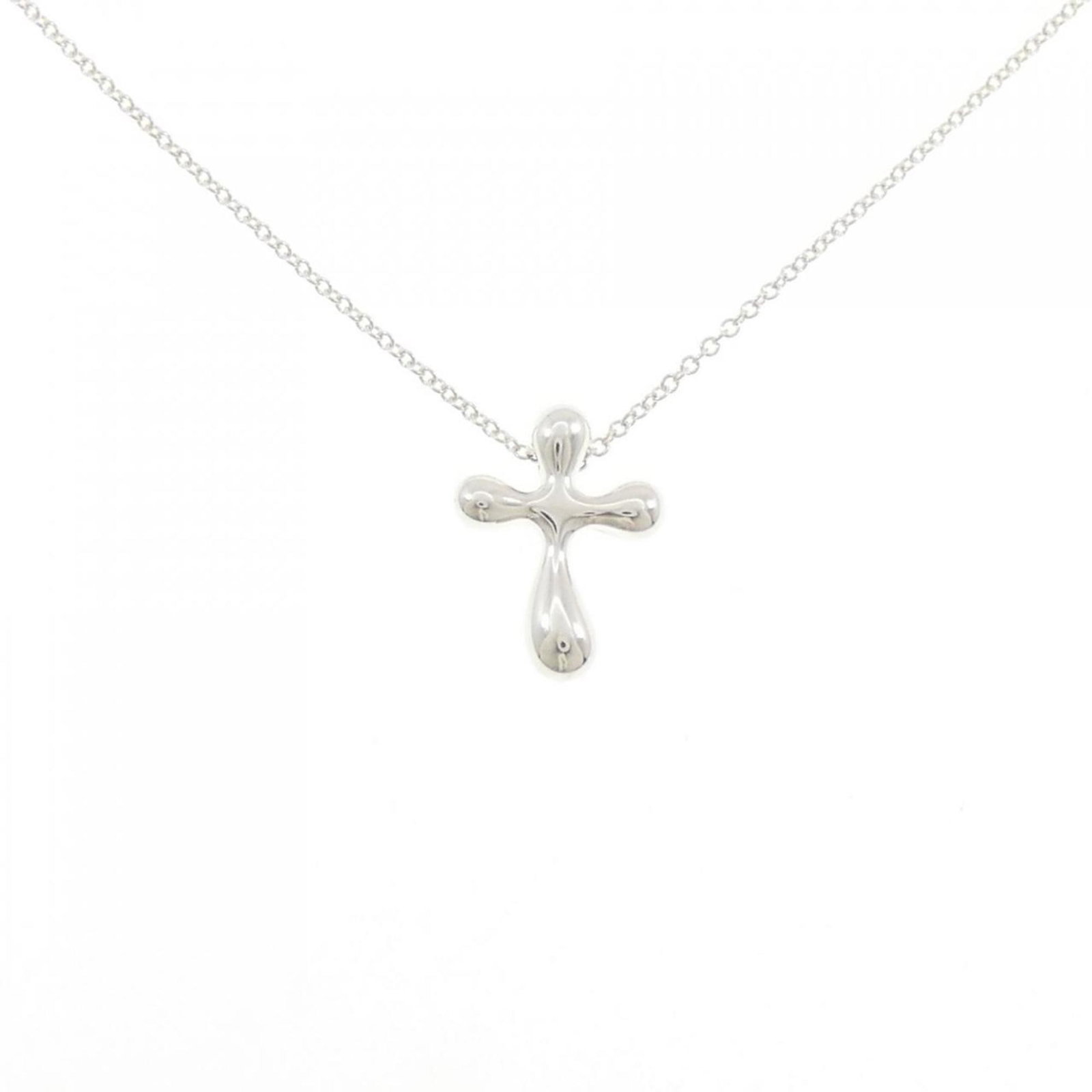 Tiffany 925 necklace: Tiffany 925 necklace A beautiful Tiffany 925 silver necklace with a pendant featuring a striking design, available in a comfortable 41cm circumference for women. The necklace has some minor signs of