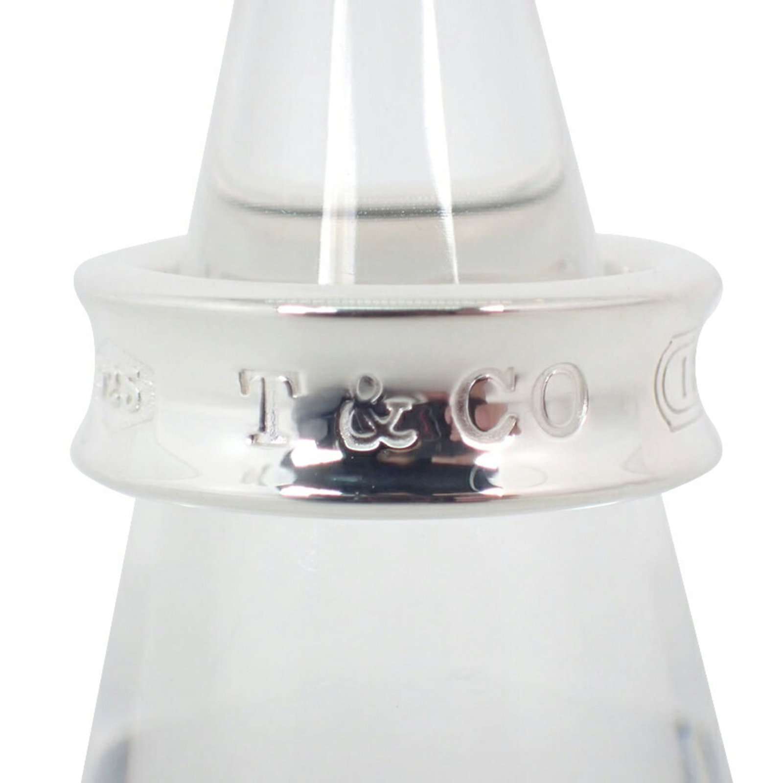 Tiffany Band Ring Sterling Silver 925: Tiffany Band Ring Sterling Silver 925 A beautiful Tiffany band ring made from sterling silver 925, this elegant piece boasts a sleek design that makes it perfect for everyday wear. With its