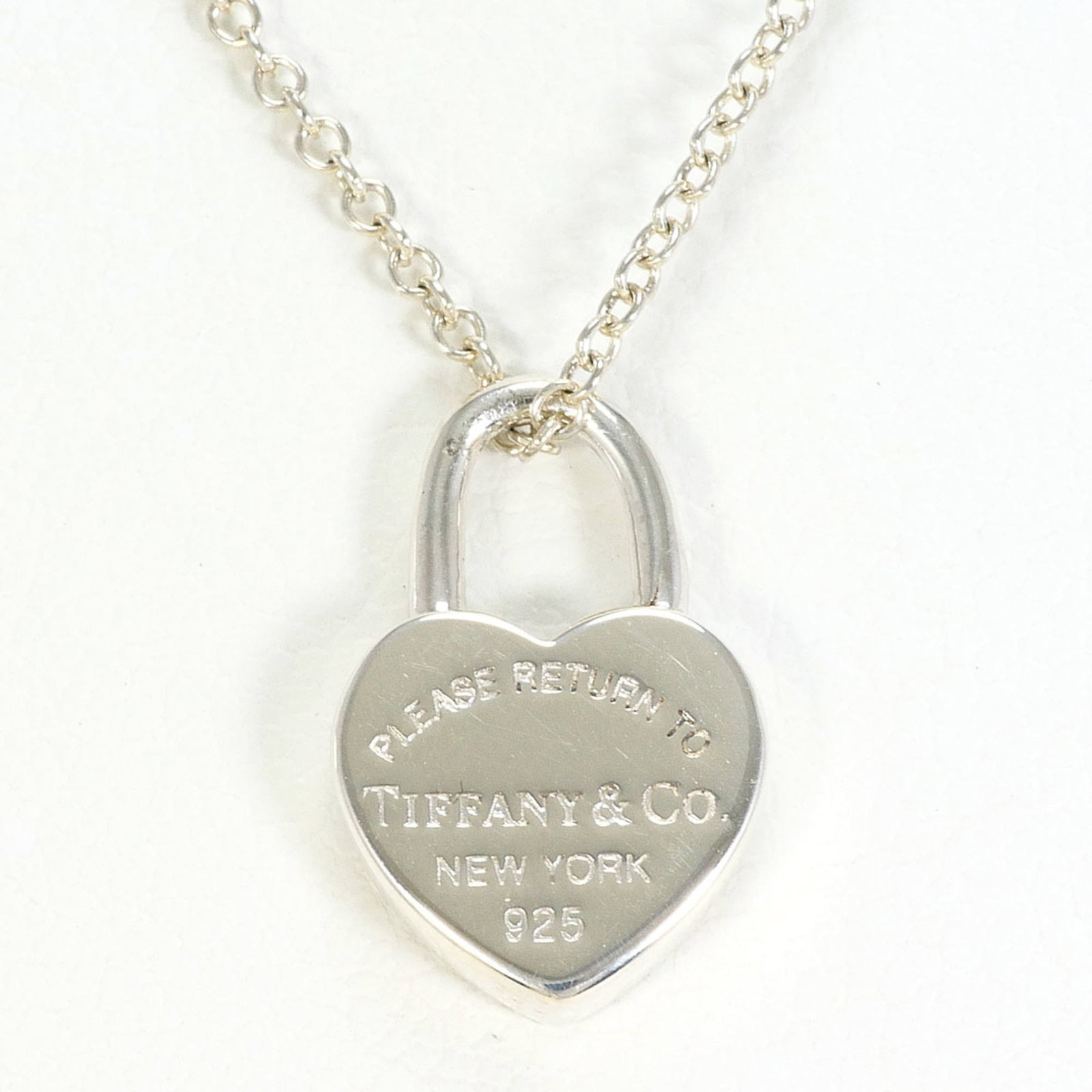 Tiffany and Co 925 sterling silver necklace like new total weight 2.5g: Tiffany and Co 925 sterling silver necklace like new total weight 2.5g A stunning 925 sterling silver Tiffany and Co necklace lies before you, boasting a sleek design with a 13mm x 9mm pendant that