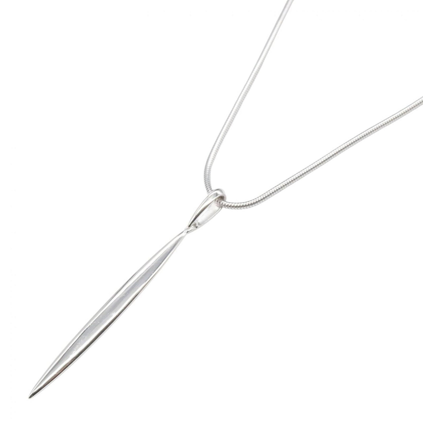 Tiffany & Co White Gold 18K Silver Feather Necklace: Tiffany & Co White Gold 18K Silver Feather Necklace Elegant and sophisticated, this Tiffany & Co White Gold 18K Silver Feather Necklace boasts a sleek design with a 47mm x 4mm pendant. Made from
