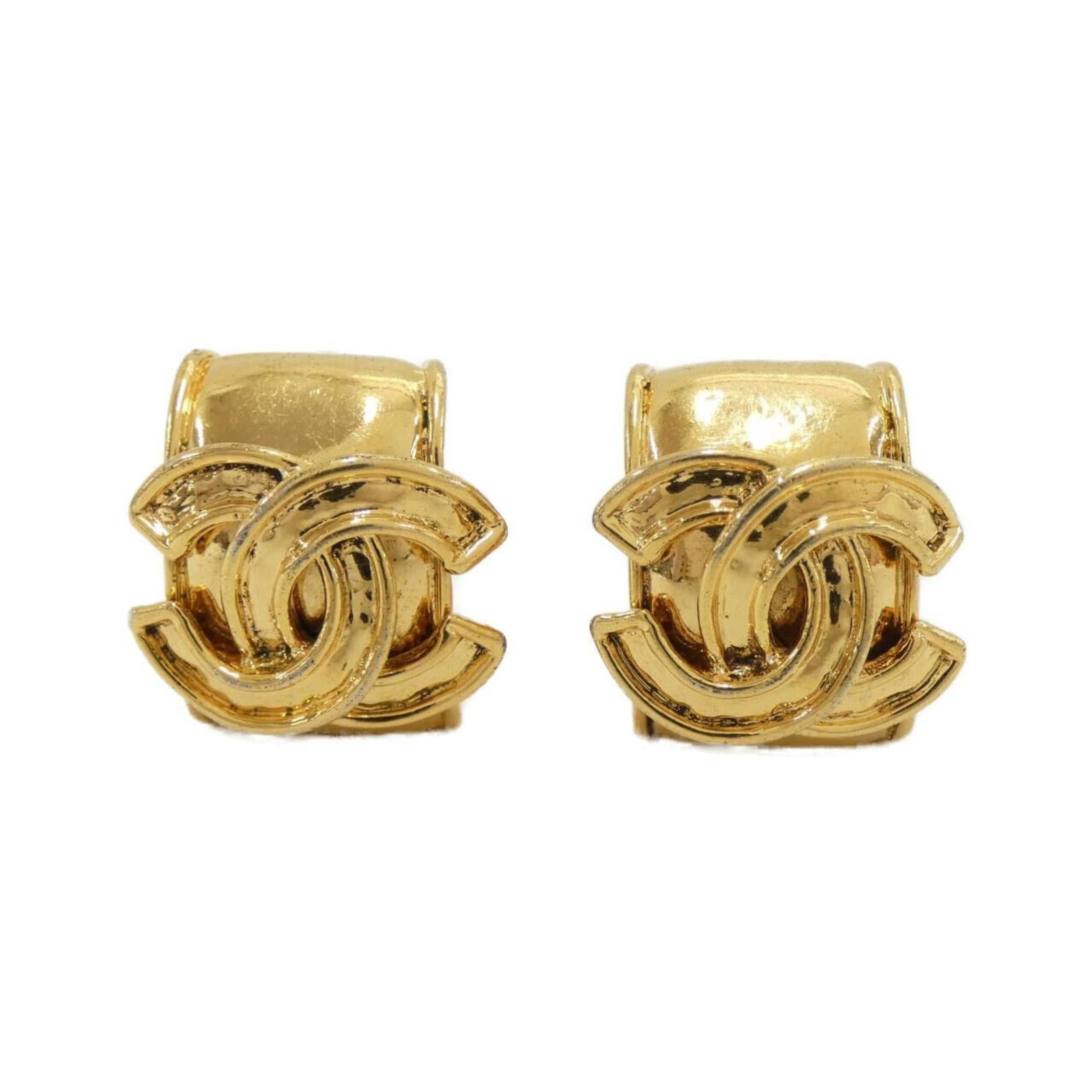 Earrings by Chanel: Earrings by Chanel Authentic Chanel clip earrings in gold, featuring a classic design with subtle scratches and minor dirt marks from previous wear. Made to precise dimensions of 23mm x 20mm, these ea
