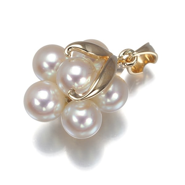 Tasaki Pendant Akoya Pearl 5.3Mm Leaf 14K 585 Yellow Gold: Tasaki Pendant Akoya Pearl 5.3Mm Leaf 14K 585 Yellow Gold A stunning 14k yellow gold pendant showcases a beautiful Akoya pearl measuring 5.3mm in length, suspended from a delicate leaf-shaped design.