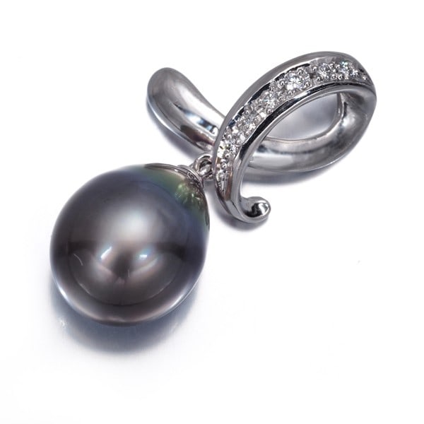 Tasaki Pendant Black Baroque South Sea Pearl Diamond Drop 900 Platinum: Tasaki Pendant Black Baroque South Sea Pearl Diamond Drop 900 Platinum A stunning 900 platinum pendant showcases a majestic South Sea pearl surrounded by a diamond drop, set against the sleek