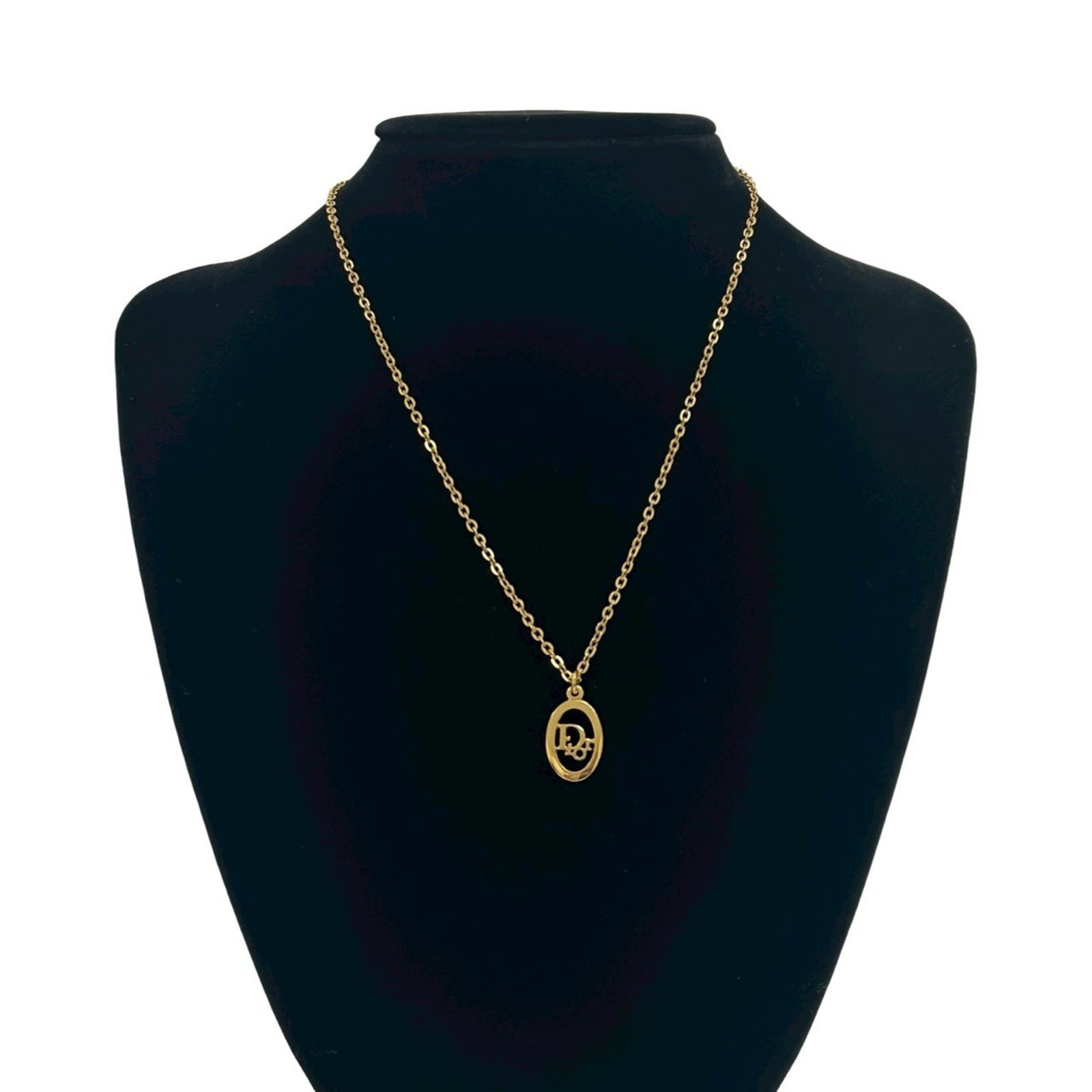 Christian Dior Logo Motif GP Chain Necklace Pendant Gold 93021: Christian Dior Logo Motif GP Chain Necklace Pendant Gold 93021 A sleek and sophisticated gold plated Christian Dior logo motif necklace pendant adorns the front of this 44.5 cm chain necklace,