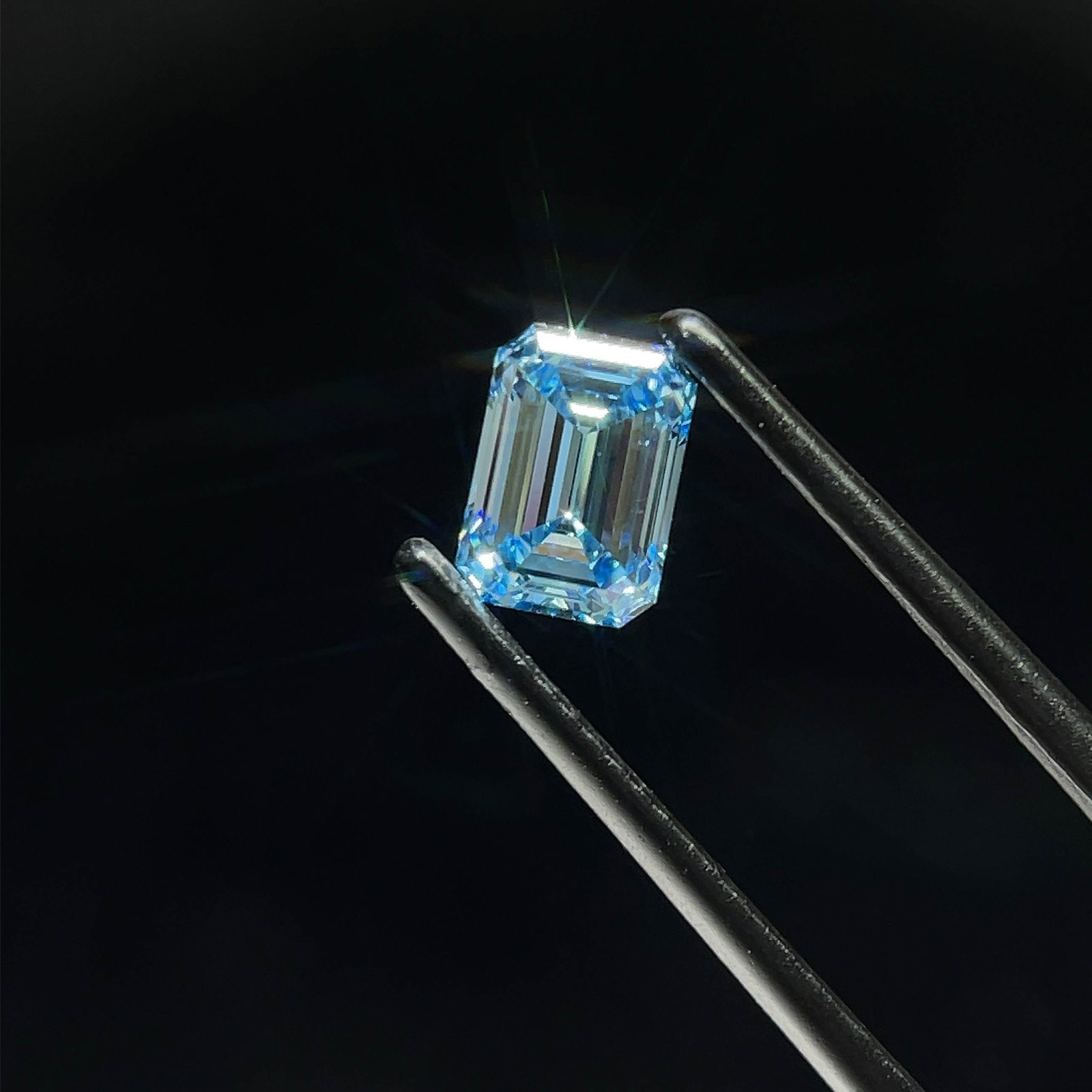 IGI Emerald 0.94ct Fancy Vivid Blue VVS2 - Loose Lab Diamond: IGI Emerald 0.94ct Fancy Vivid Blue VVS2 - Loose Lab Diamond This listing features IGI Emerald 0.94ct Fancy Vivid Blue VVS2 - Loose Lab Diamond. Item specifics are provided below. Item Specifics: Sour