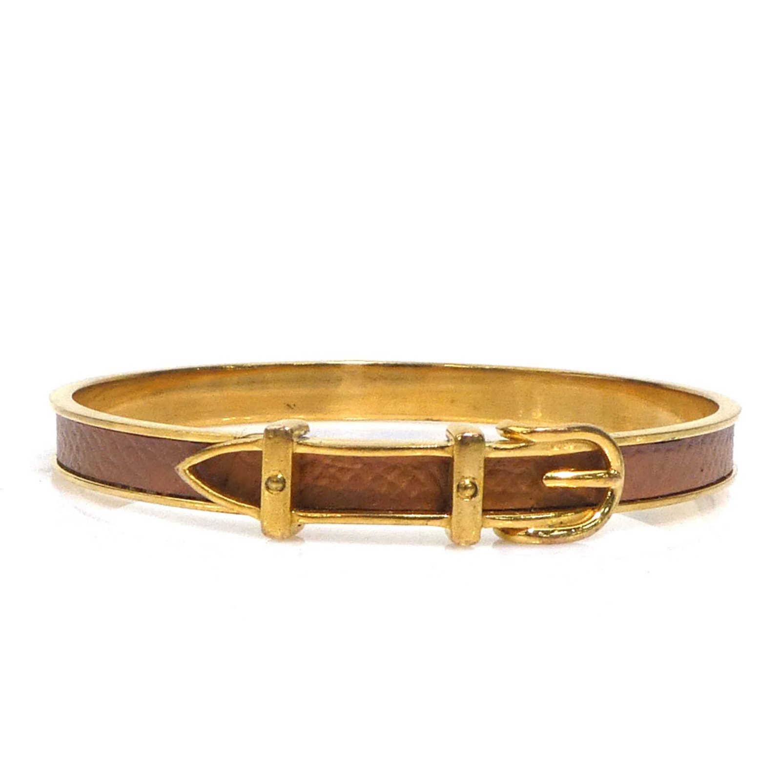 Hermes Charm Bracelet Metal: Hermes Charm Bracelet Metal Brown and gold Hermes charm bracelet with a metal design. The 19cm length features traces of usage, scratches, and dirt, giving it a worn-in look. A pre-owned item in good 