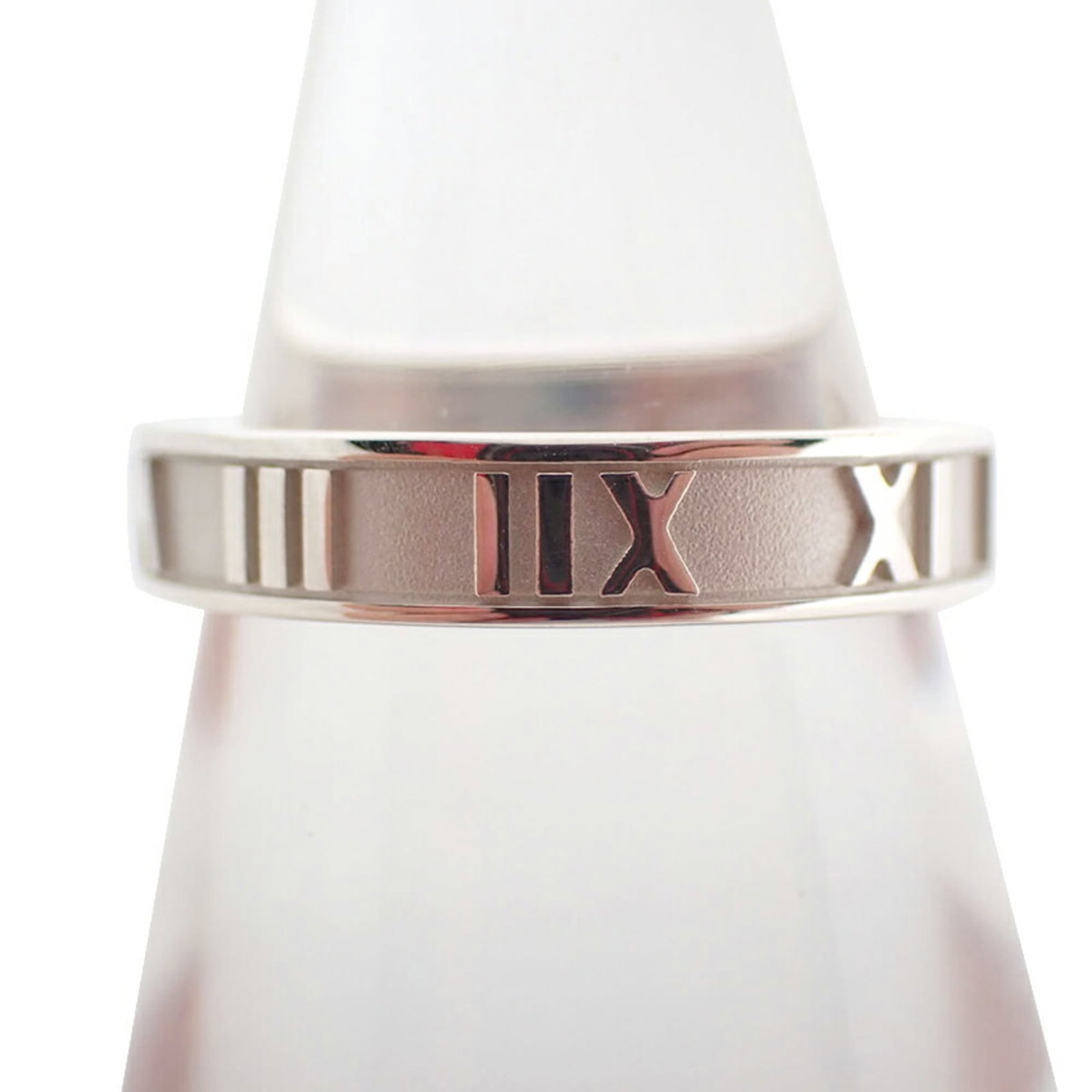 Tiffany Band Ring Sterling Silver 925: Tiffany Band Ring Sterling Silver 925 Sterling silver band ring with Tiffany branding, crafted from high-quality 925 material. This used, like-new condition ring boasts hardly any signs of wear, makin