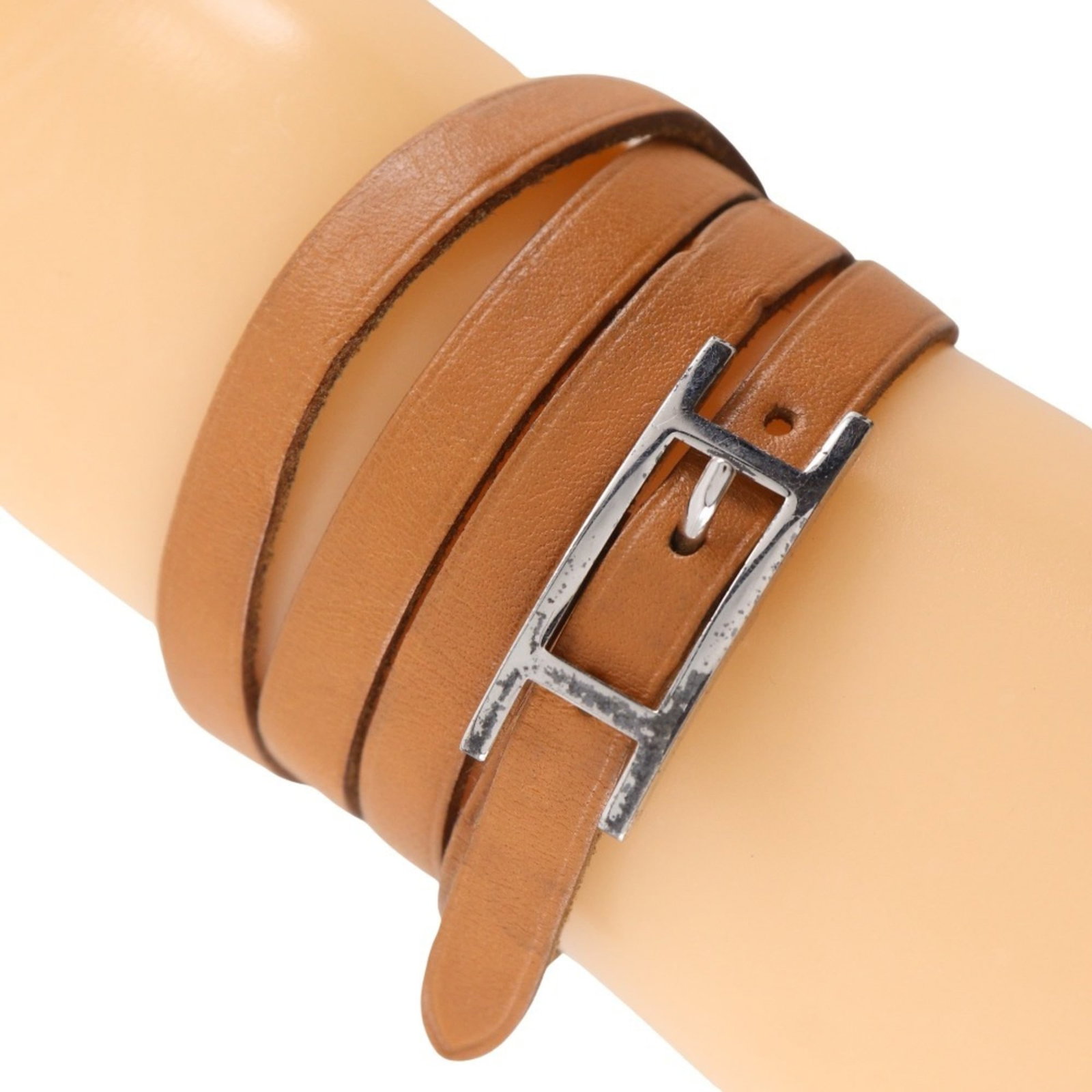 Hermes Charm Bracelet Leather: Hermes Charm Bracelet Leather Brown leather and silver charm bracelet from Hermes, featuring a 7mm width and total length of 70cm. This pre-owned charm bracelet shows signs of usage with traces of dam
