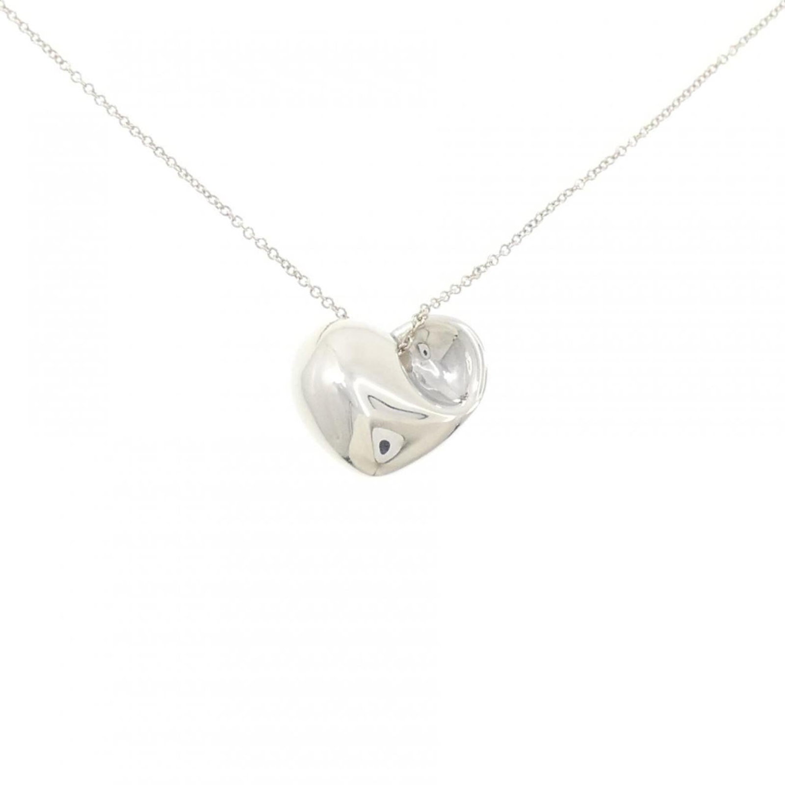 Tiffany Fold Heart Necklace: Tiffany Fold Heart Necklace Tiffany's iconic fold heart necklace is a timeless piece of elegance. Made from high-quality silver 925, this pendant features a classic design with a subtle fold detail.